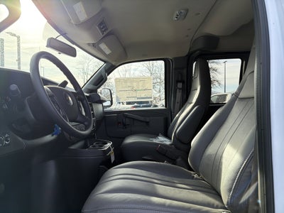 2025 Chevrolet Express Passenger 3500 1LS