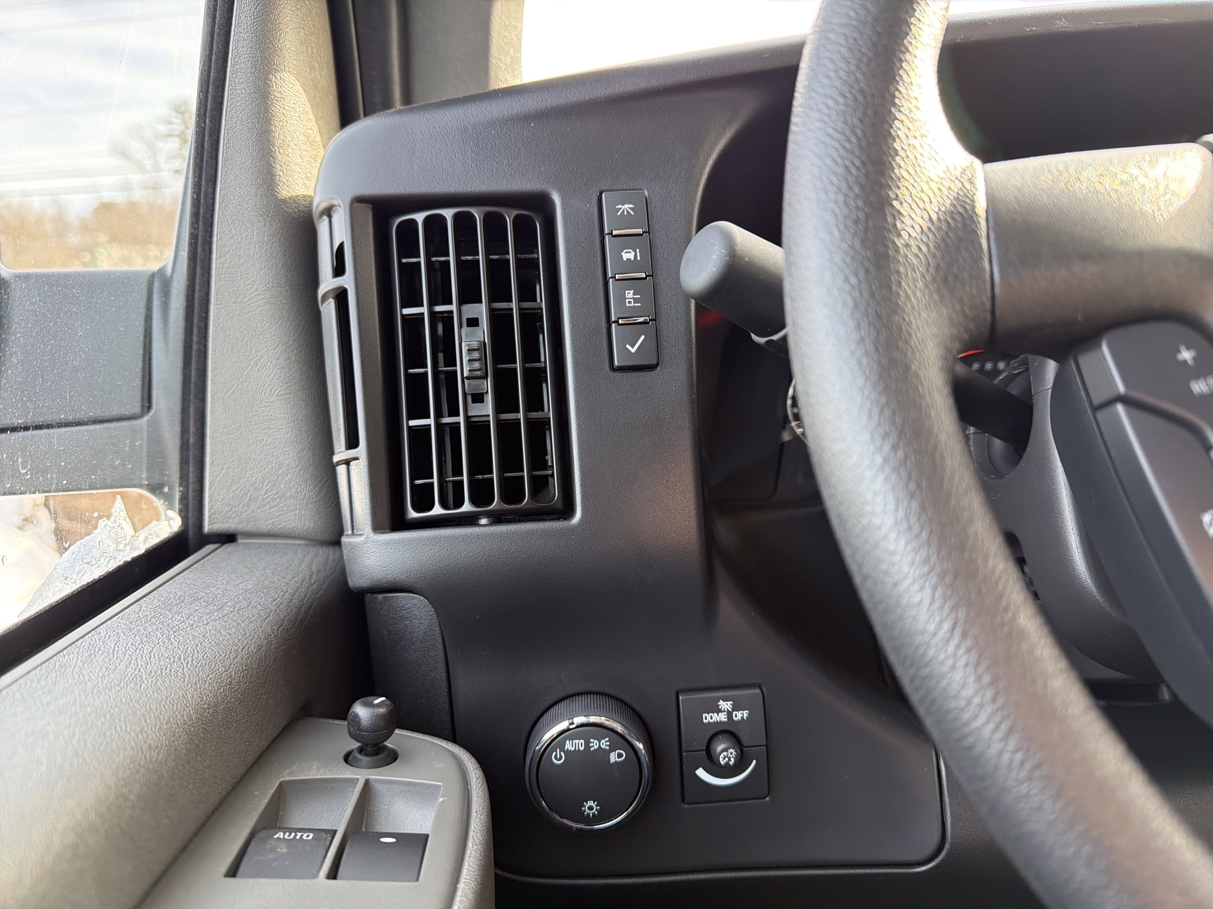 2025 Chevrolet Express Passenger 3500 1LS