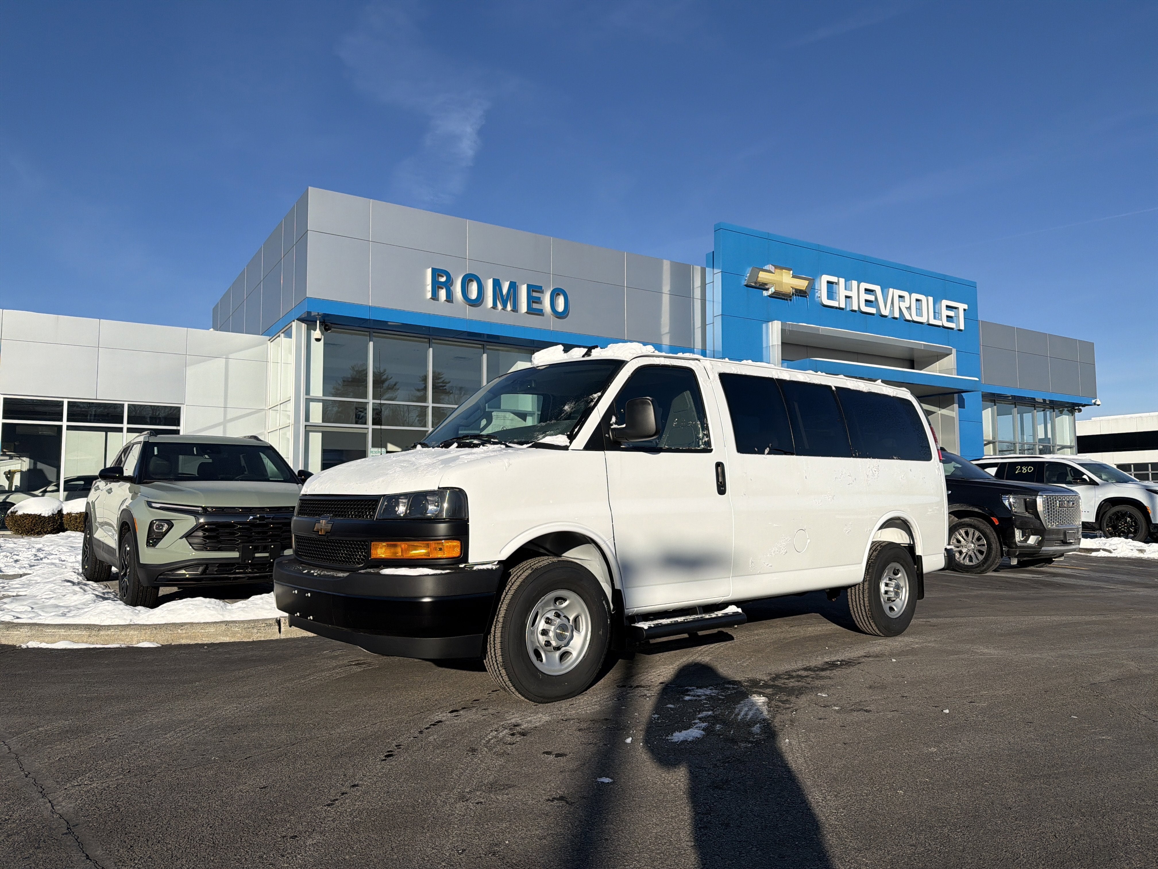 2025 Chevrolet Express Passenger 3500 1LS