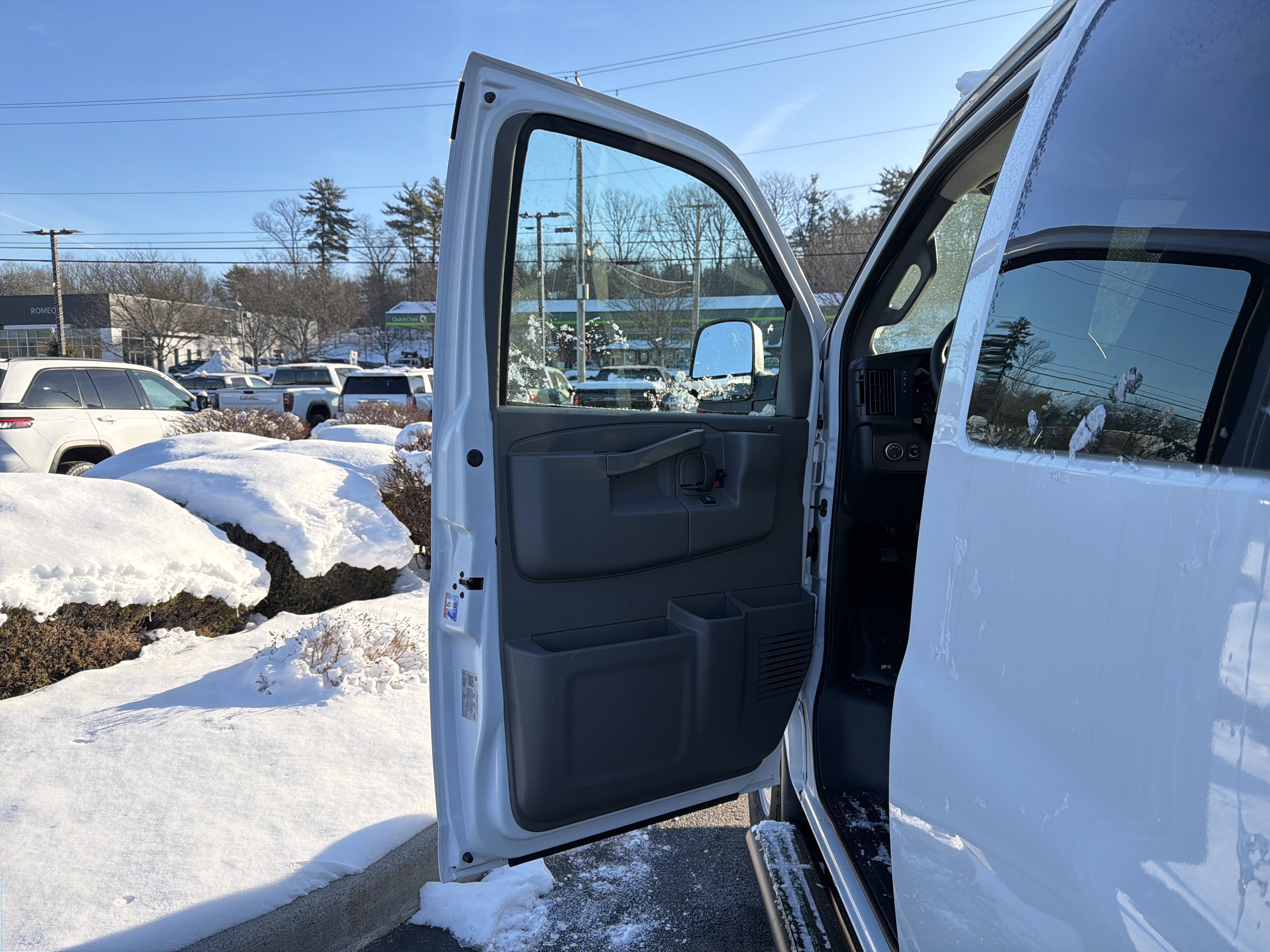 2025 Chevrolet Express Passenger 3500 1LS
