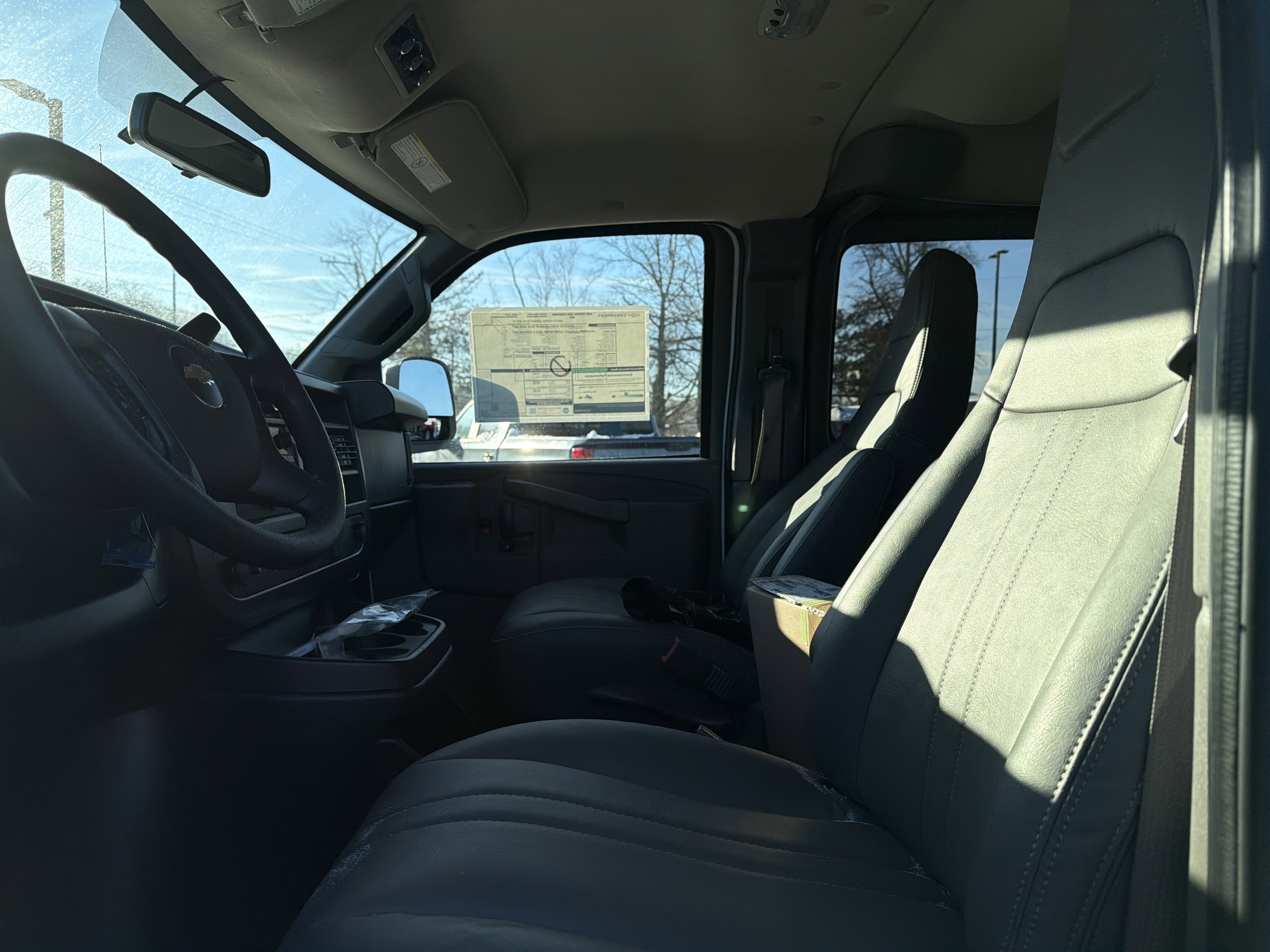 2025 Chevrolet Express Passenger 3500 1LS