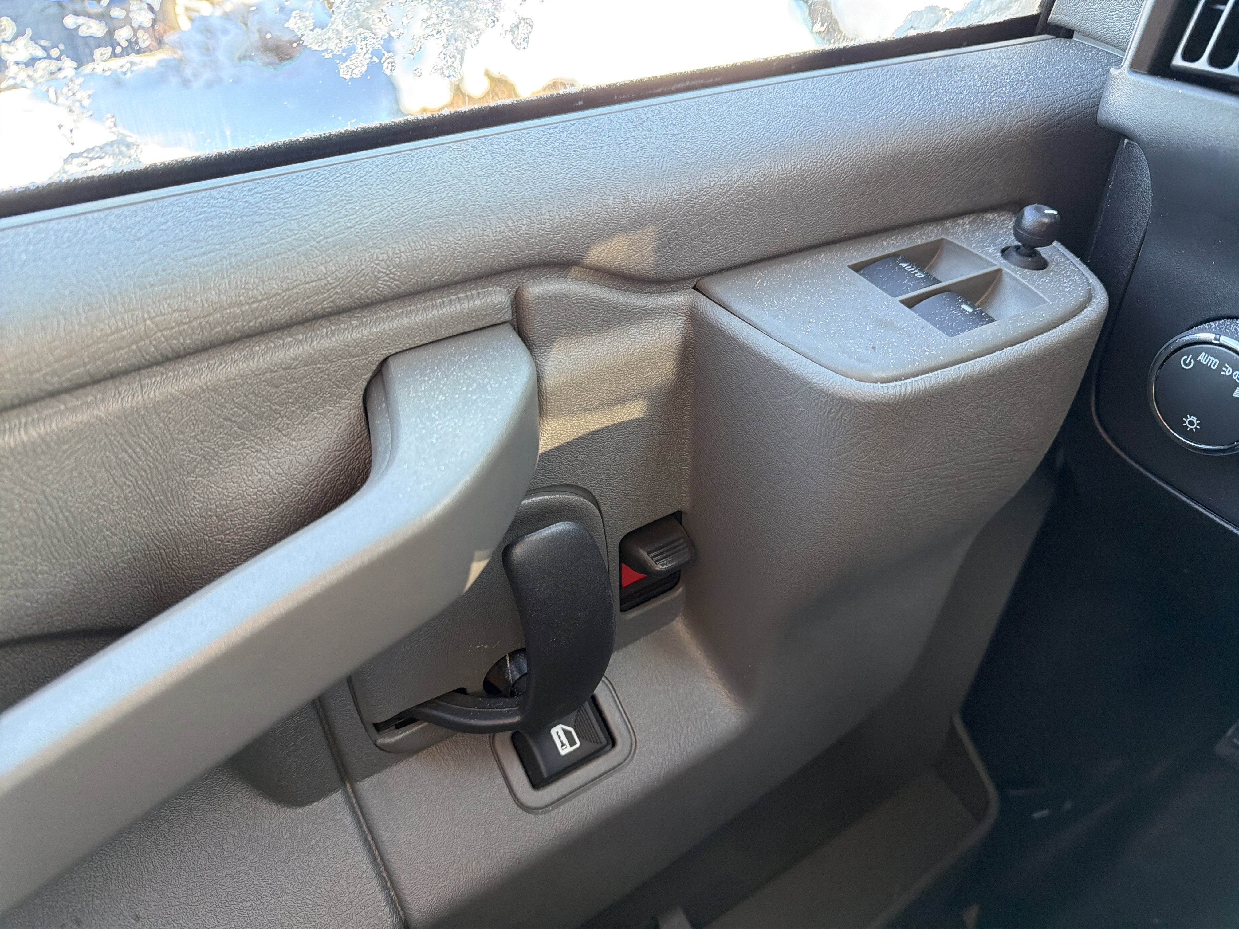 2025 Chevrolet Express Passenger 3500 1LS