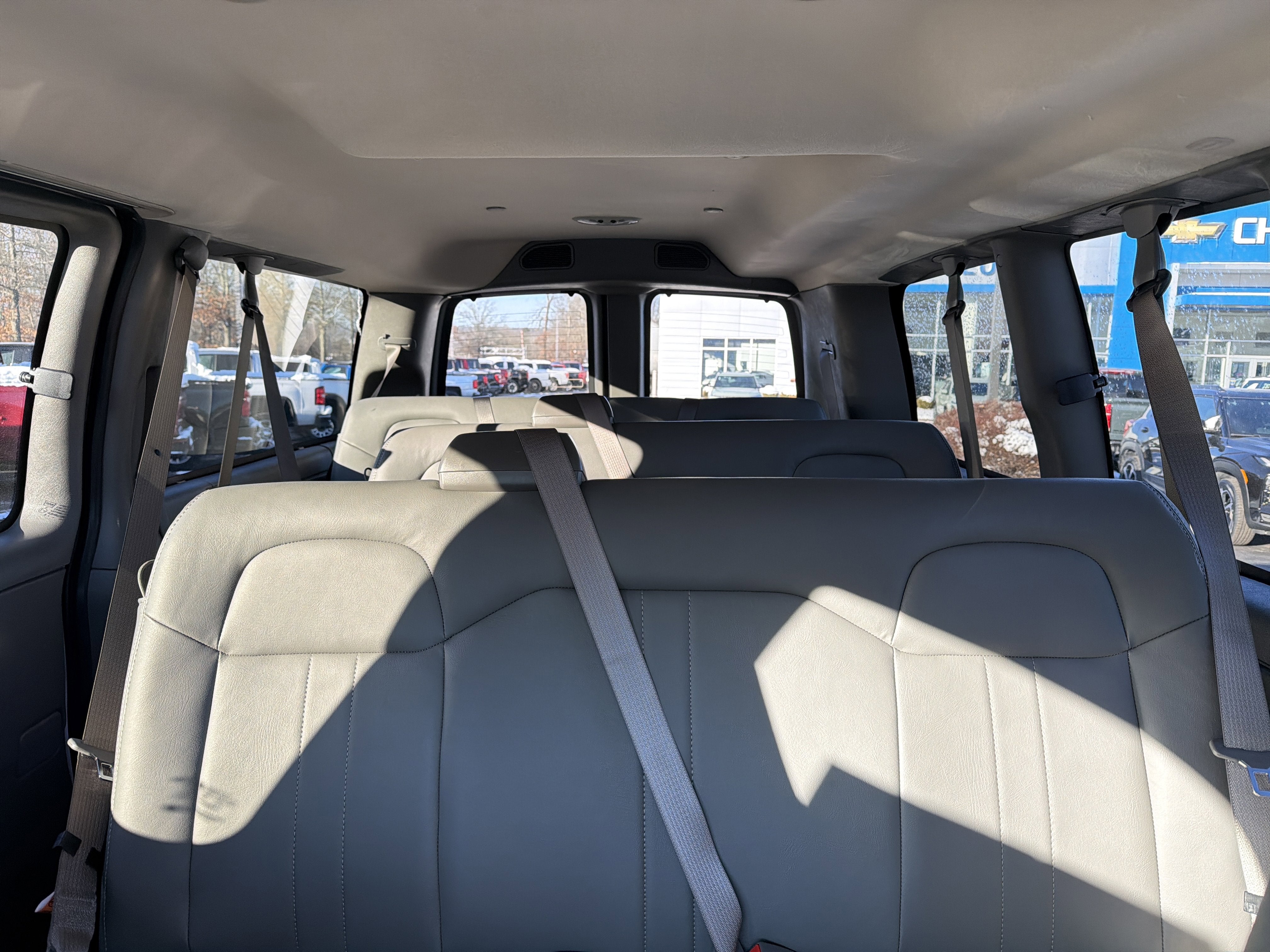 2025 Chevrolet Express Passenger 3500 1LS