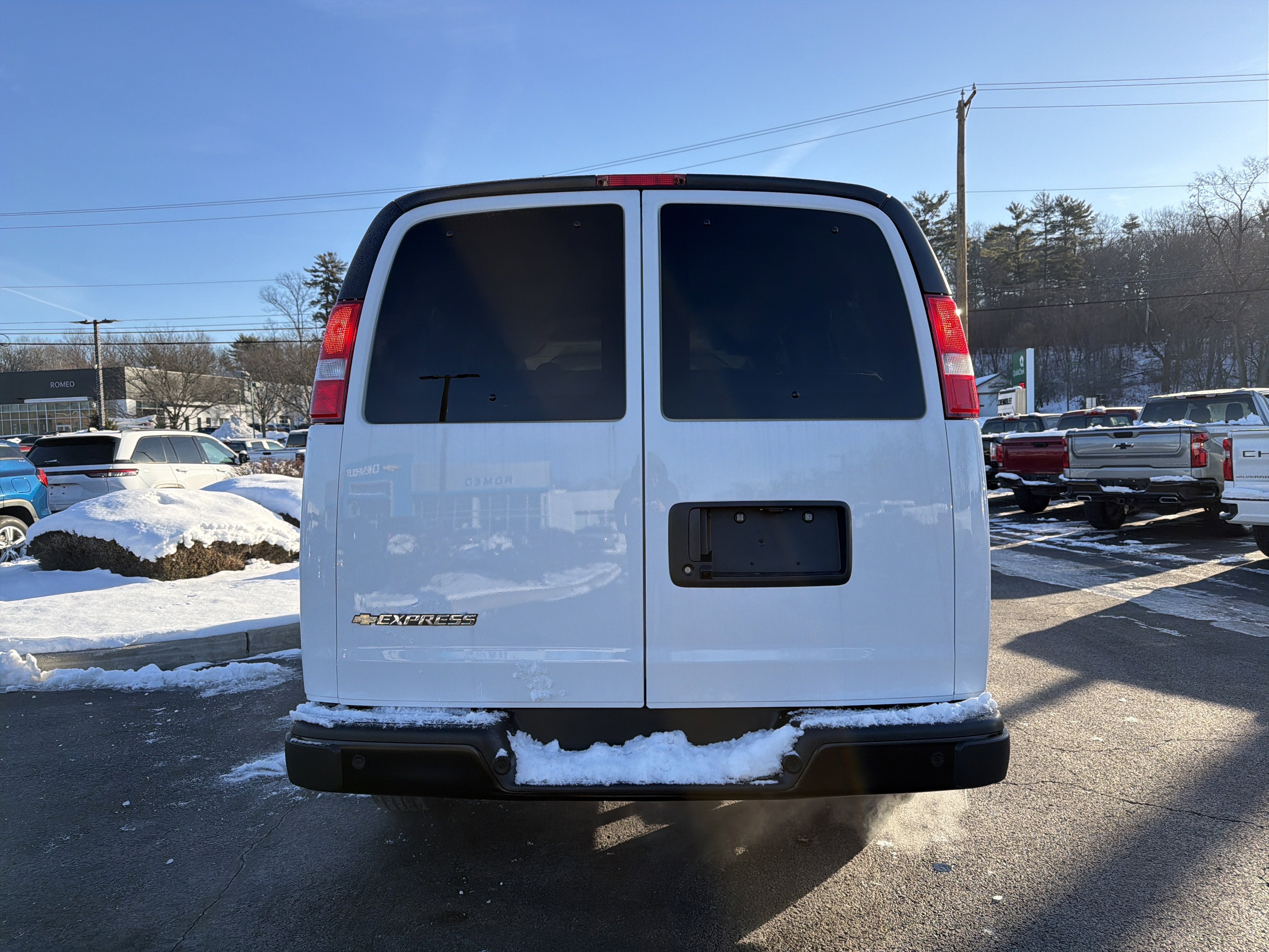 2025 Chevrolet Express Passenger 3500 1LS