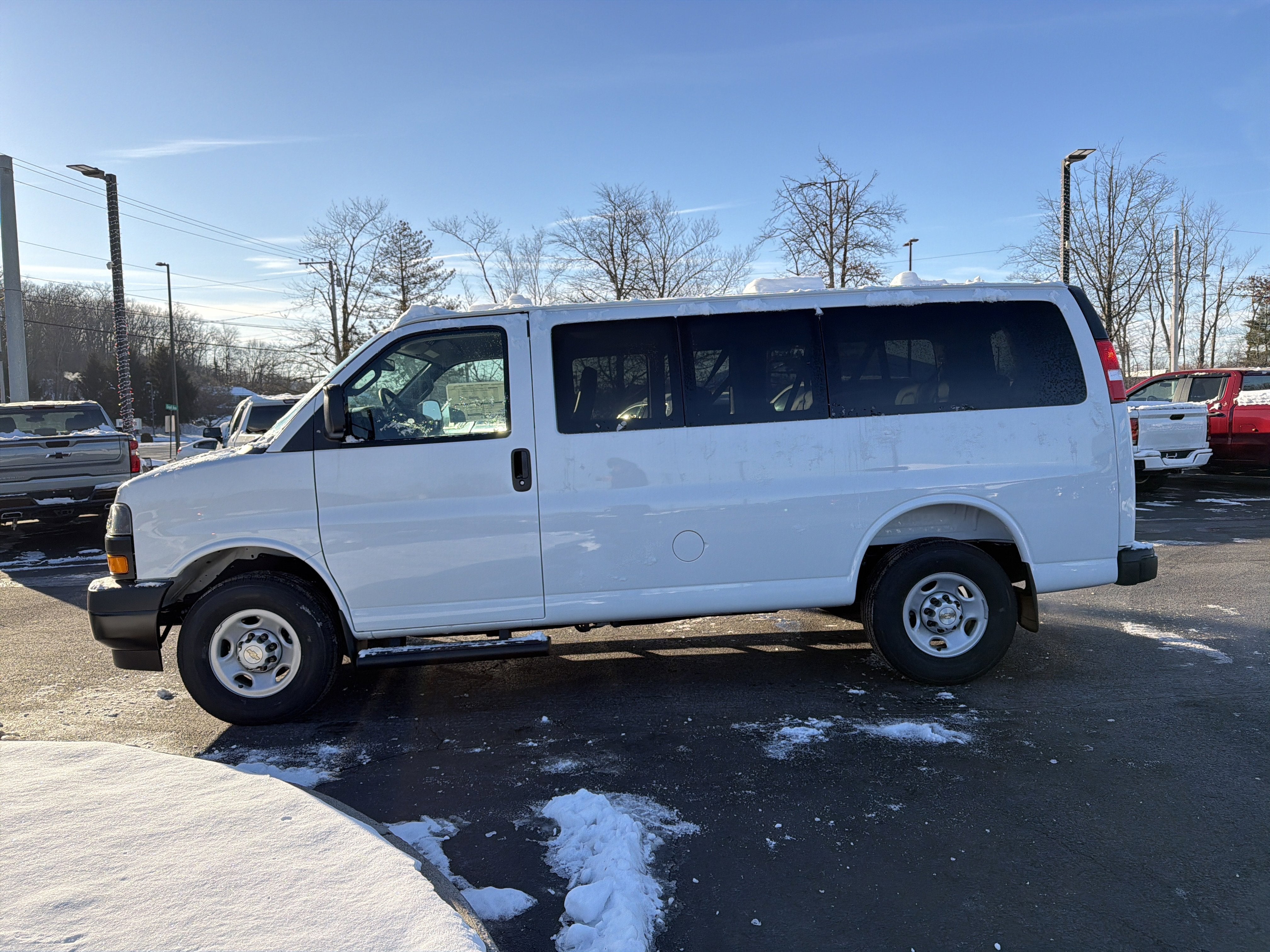 2025 Chevrolet Express Passenger 3500 1LS