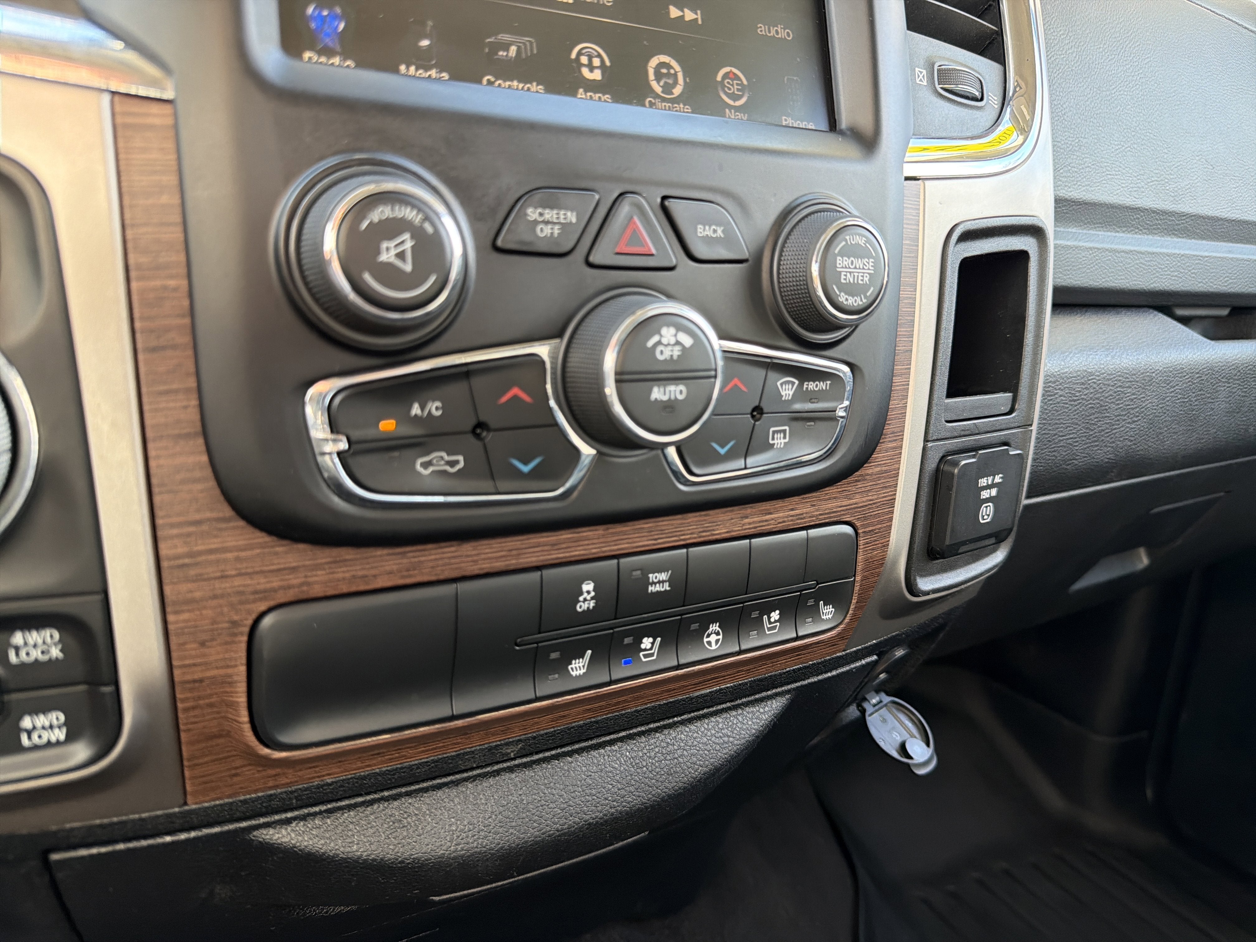 2017 RAM 1500 Laramie Crew Cab 4x4 5'7" Box