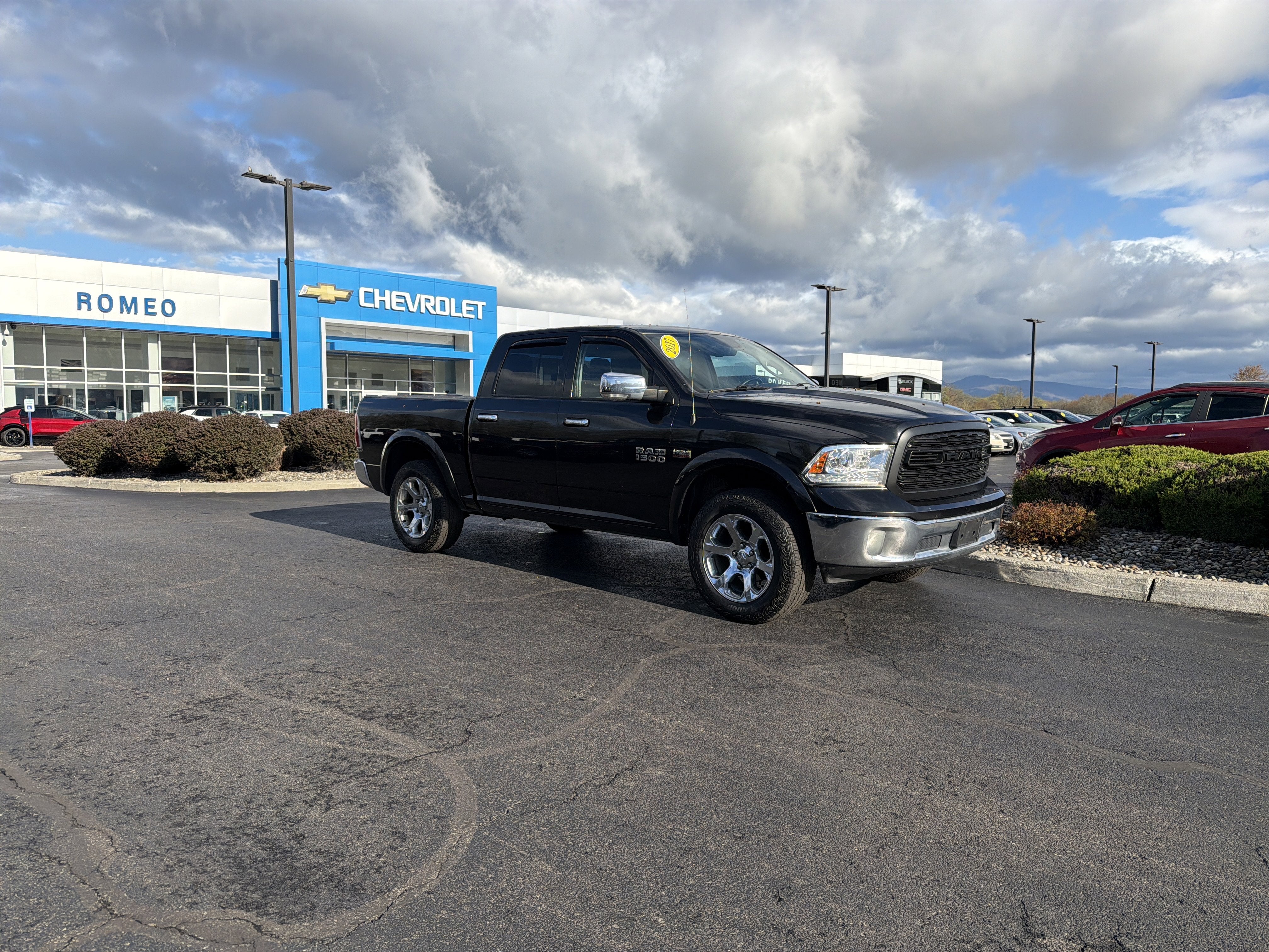2017 RAM 1500 Laramie Crew Cab 4x4 5'7" Box