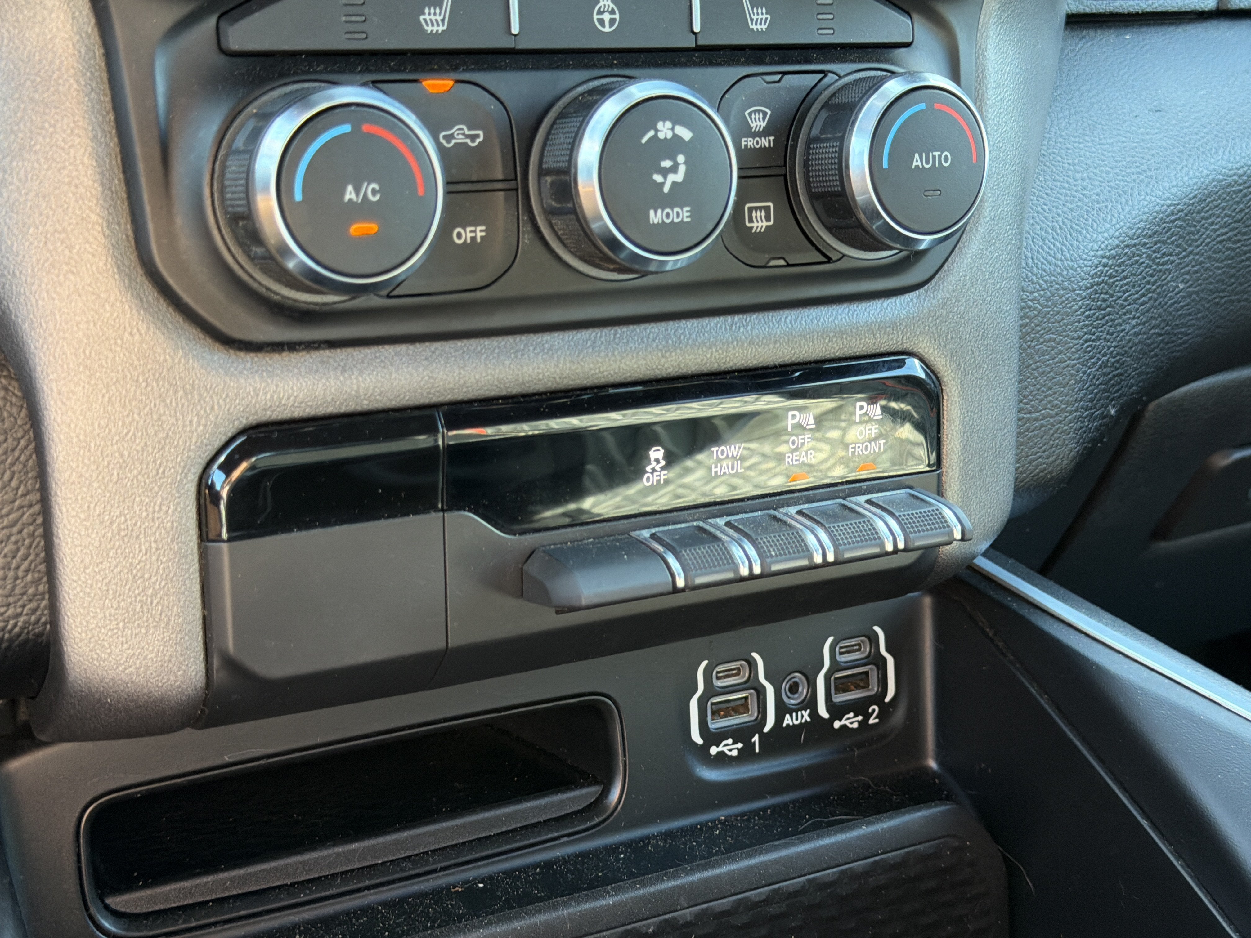 2020 RAM 1500 Big Horn Crew Cab 4x4 5'7" Box