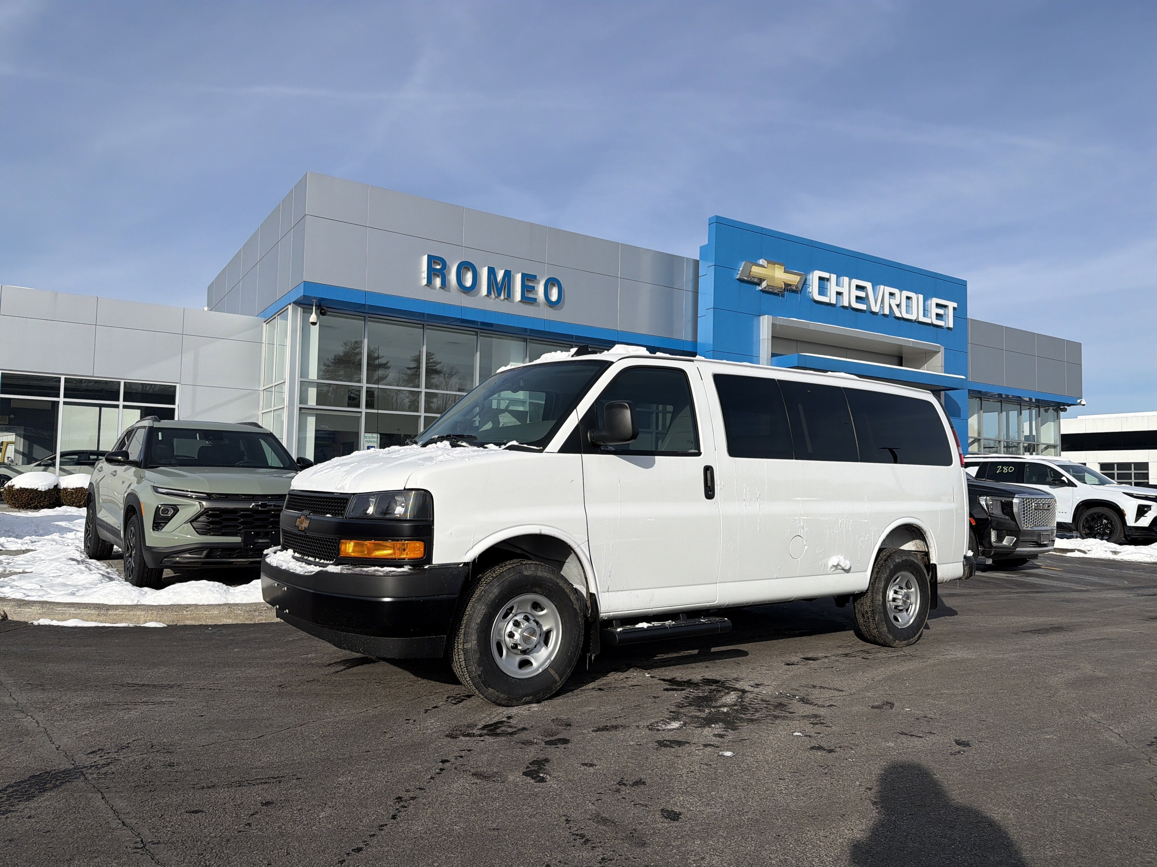 2025 Chevrolet Express Passenger 1LS