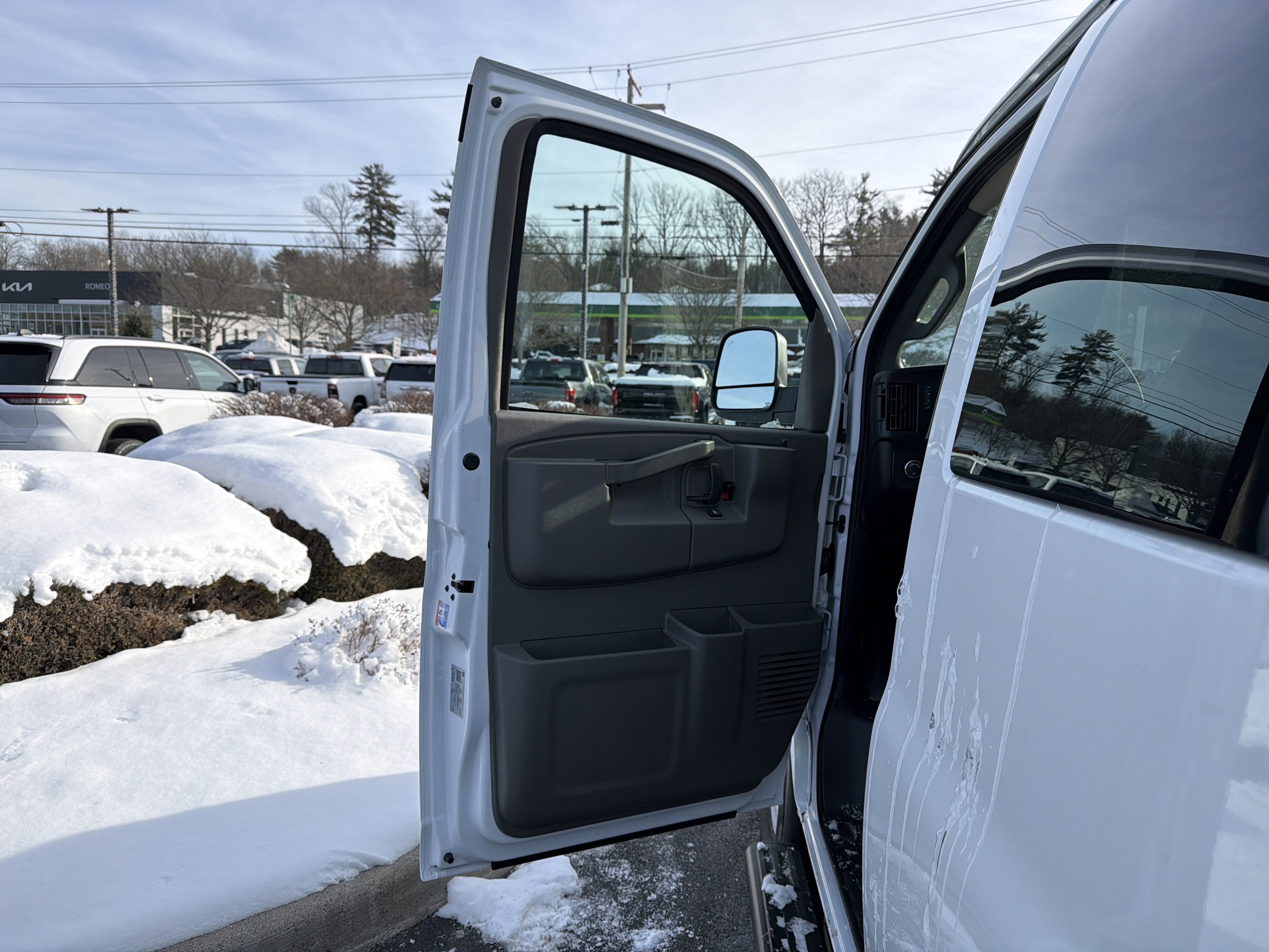 2025 Chevrolet Express Passenger 1LS