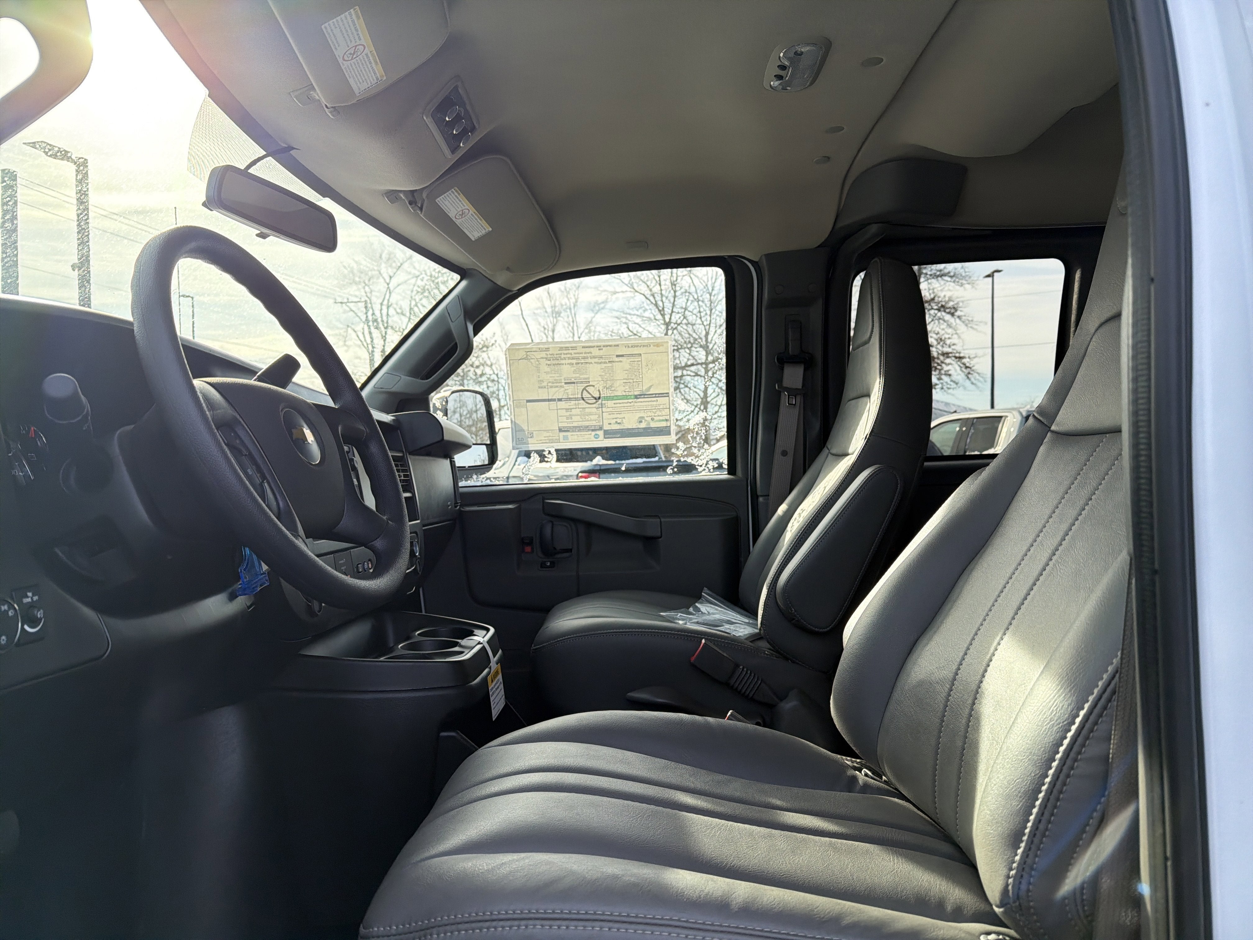 2025 Chevrolet Express Passenger 1LS