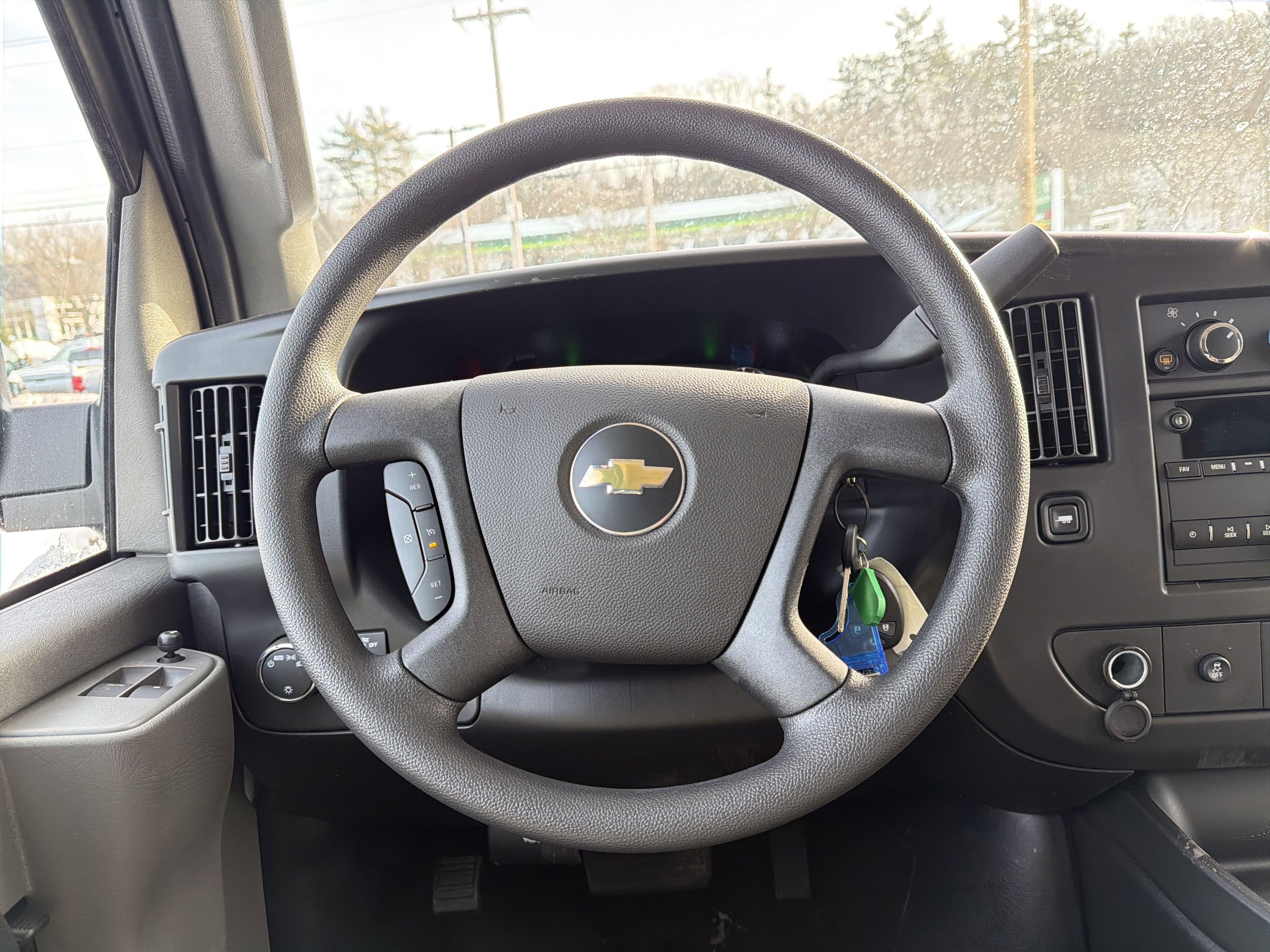 2025 Chevrolet Express Passenger 1LS