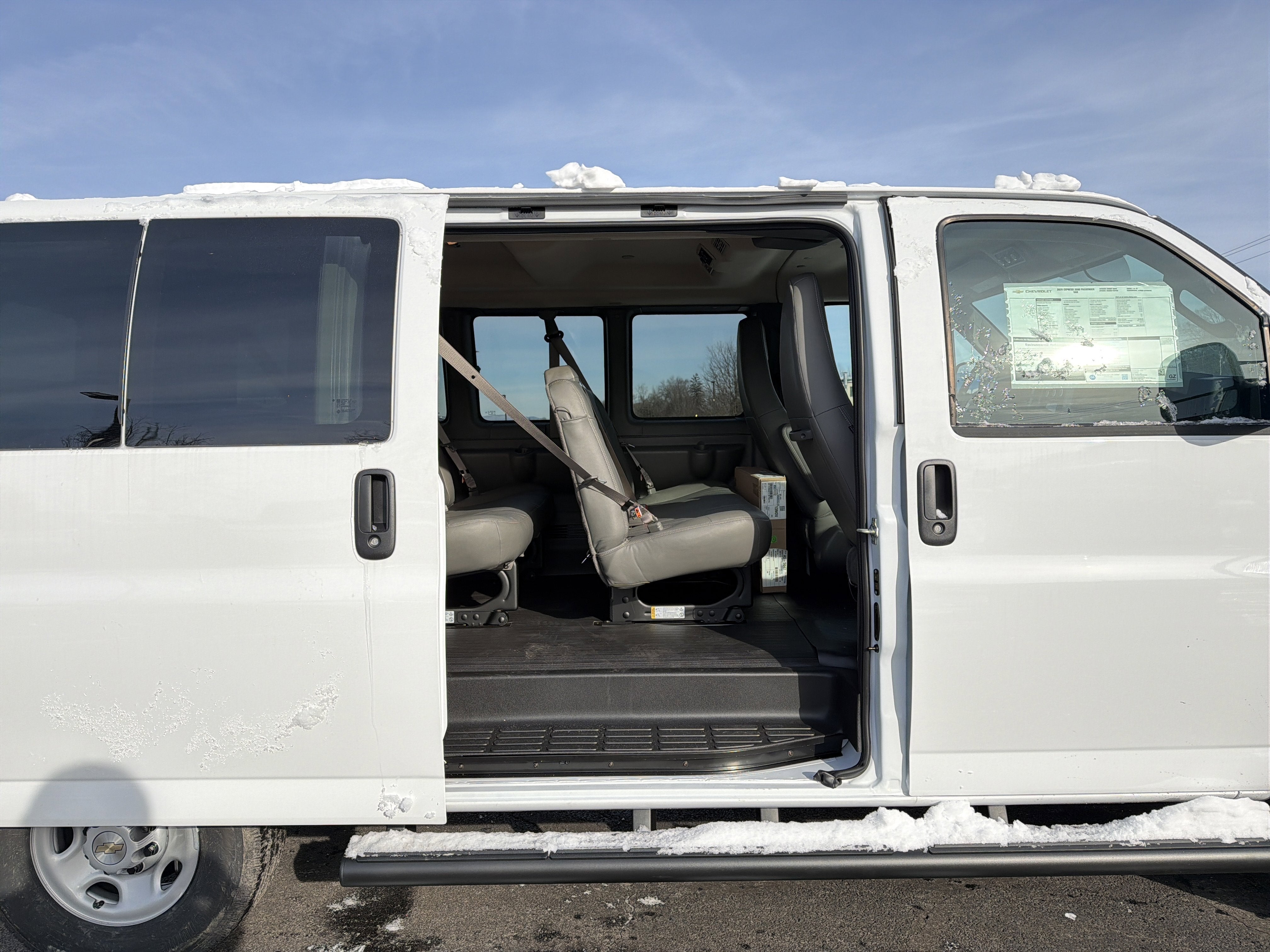 2025 Chevrolet Express Passenger 1LS