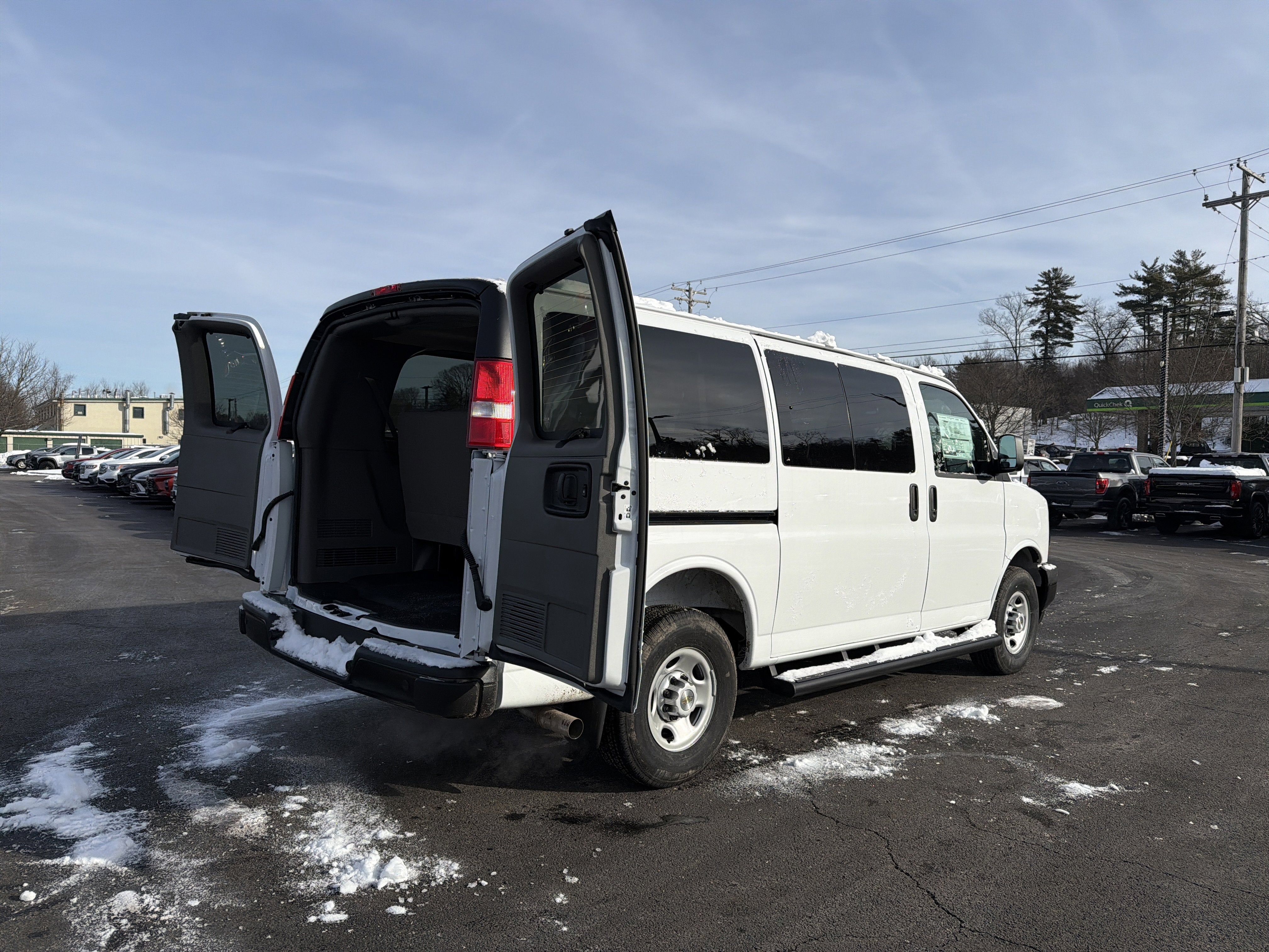 2025 Chevrolet Express Passenger 1LS