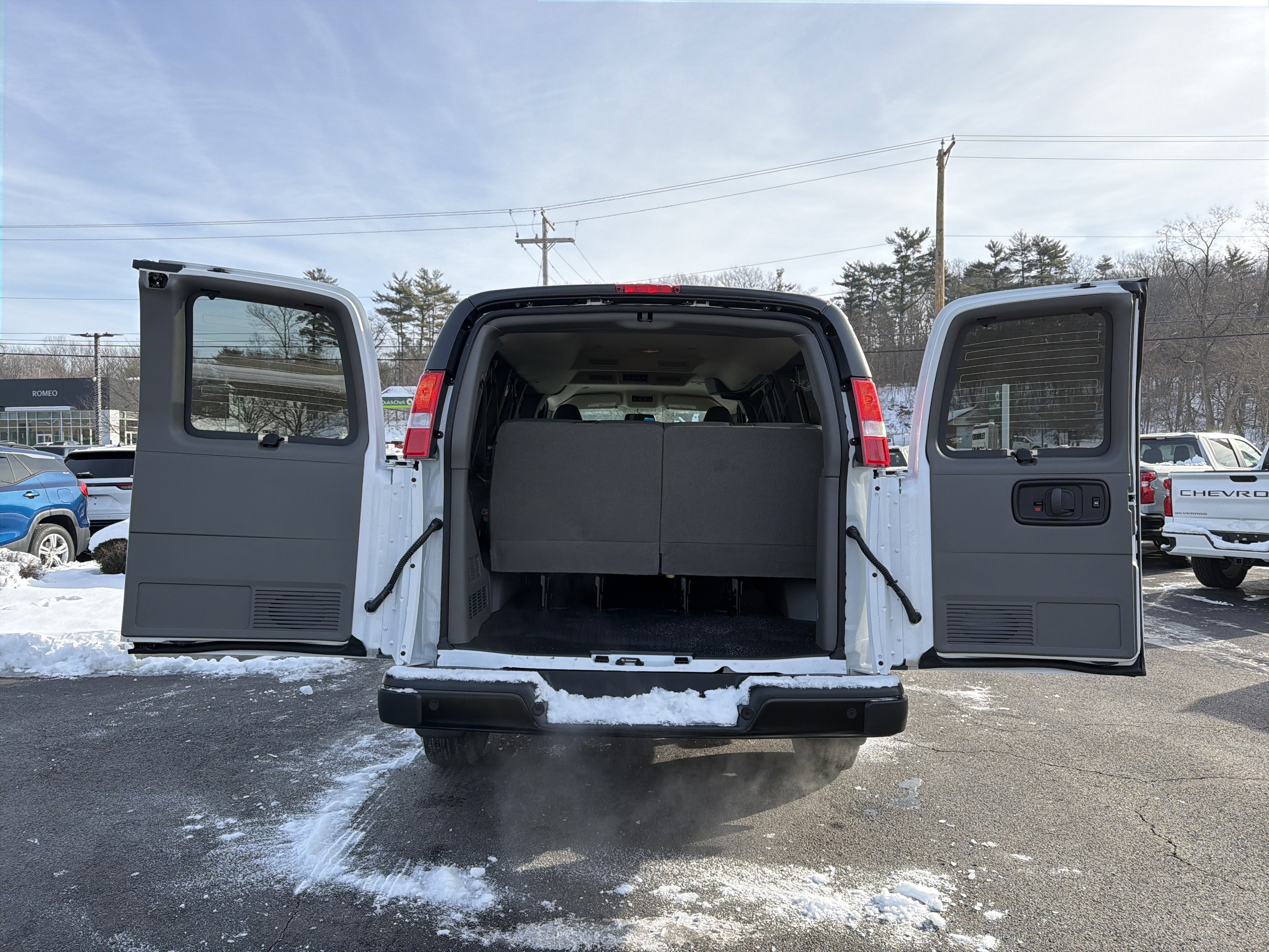 2025 Chevrolet Express Passenger 1LS