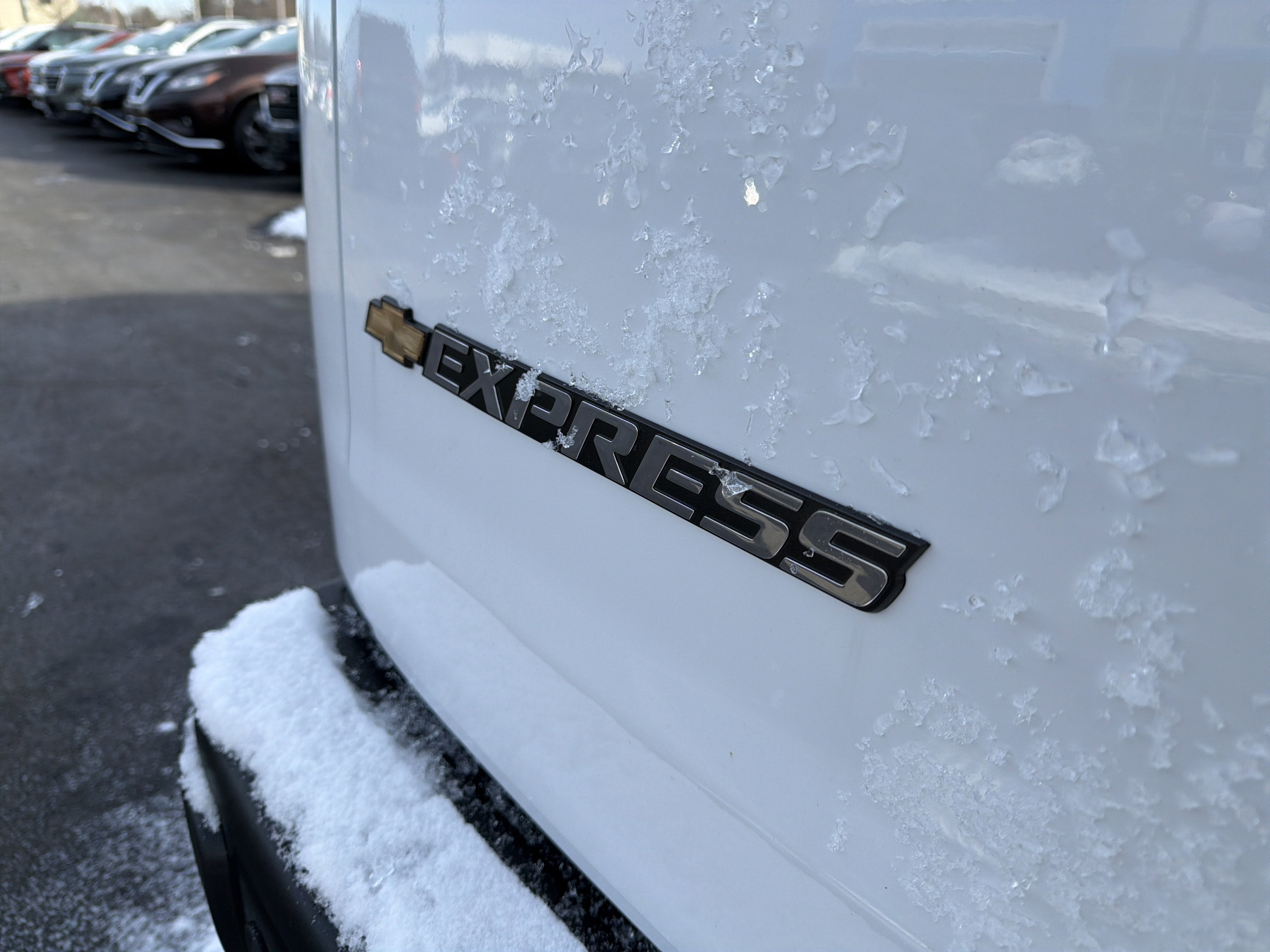 2025 Chevrolet Express Passenger 1LS