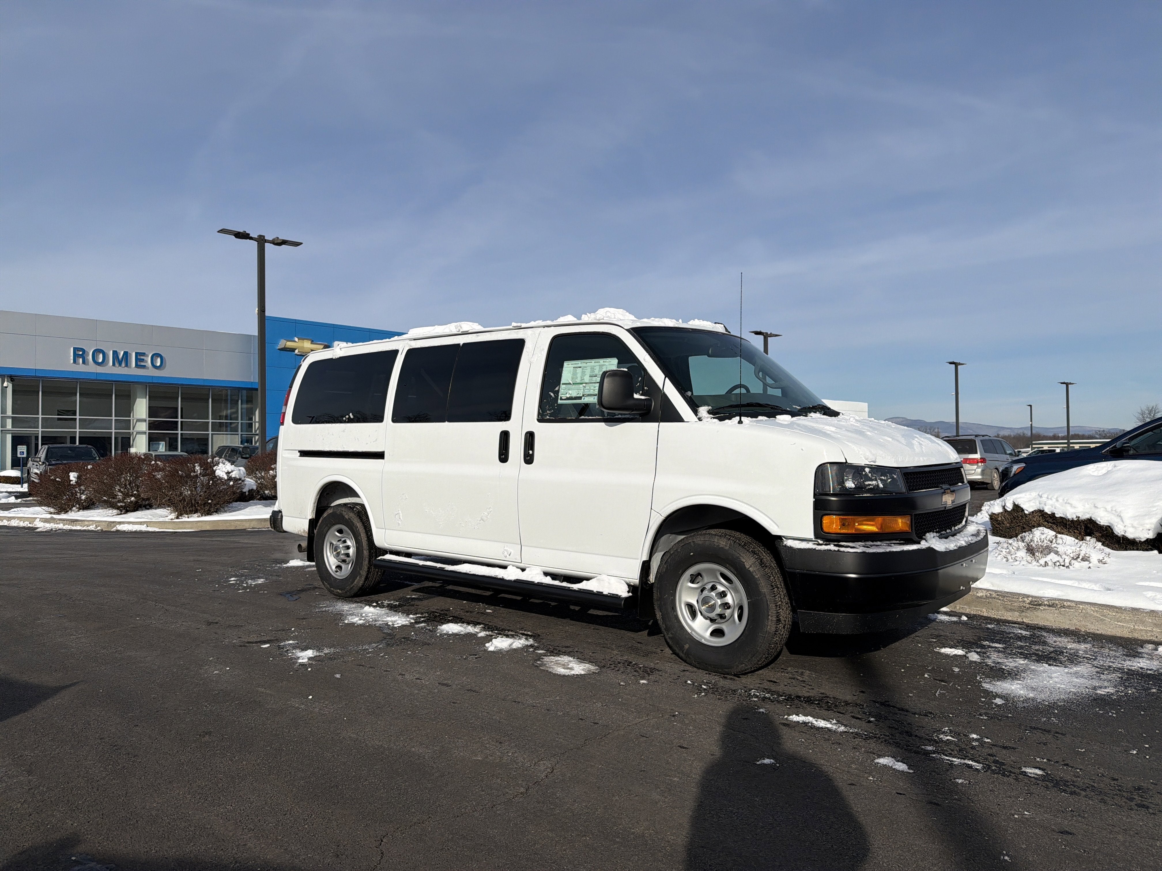 2025 Chevrolet Express Passenger 1LS