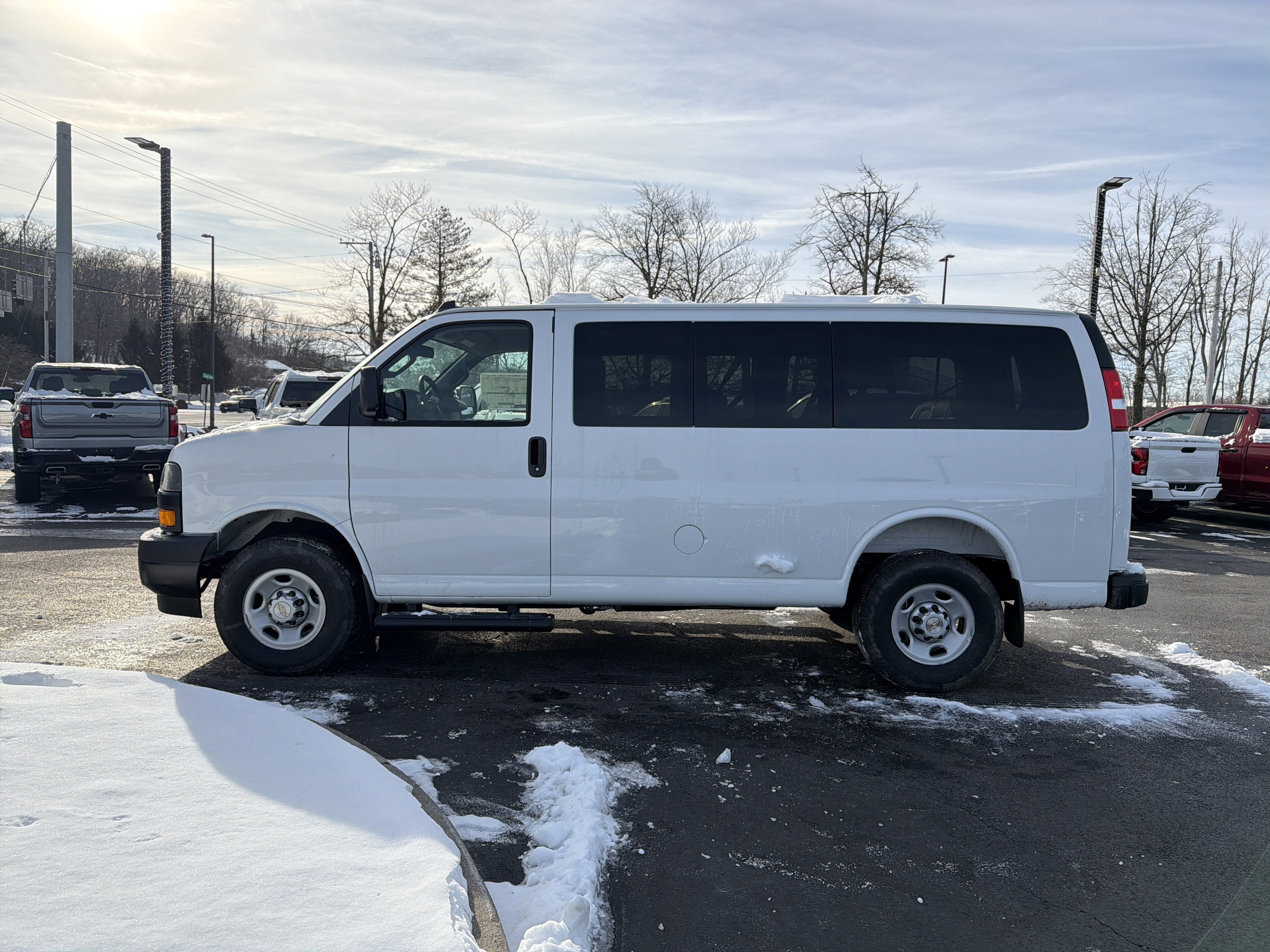 2025 Chevrolet Express Passenger 1LS