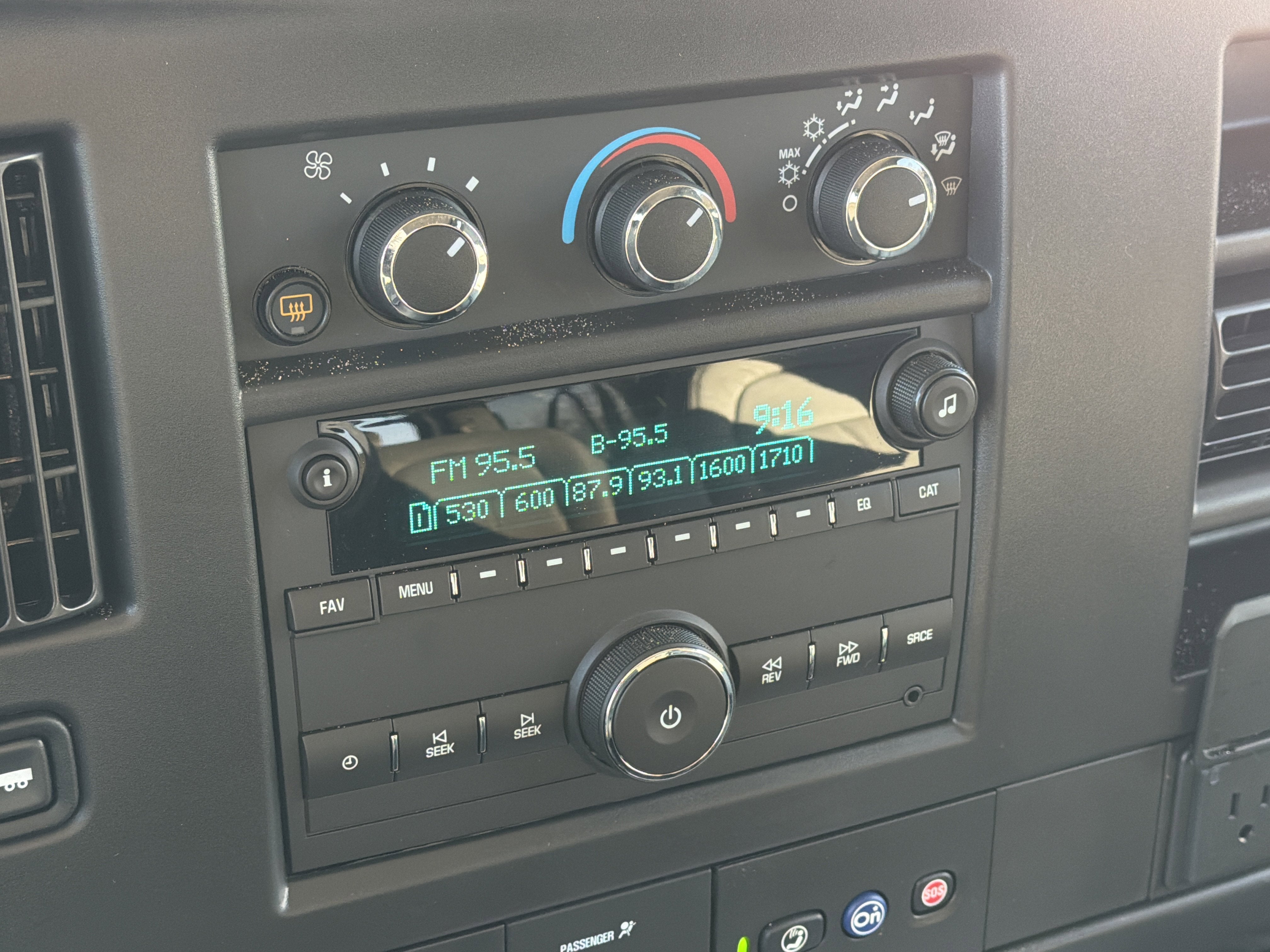 2025 Chevrolet Express Passenger 1LS