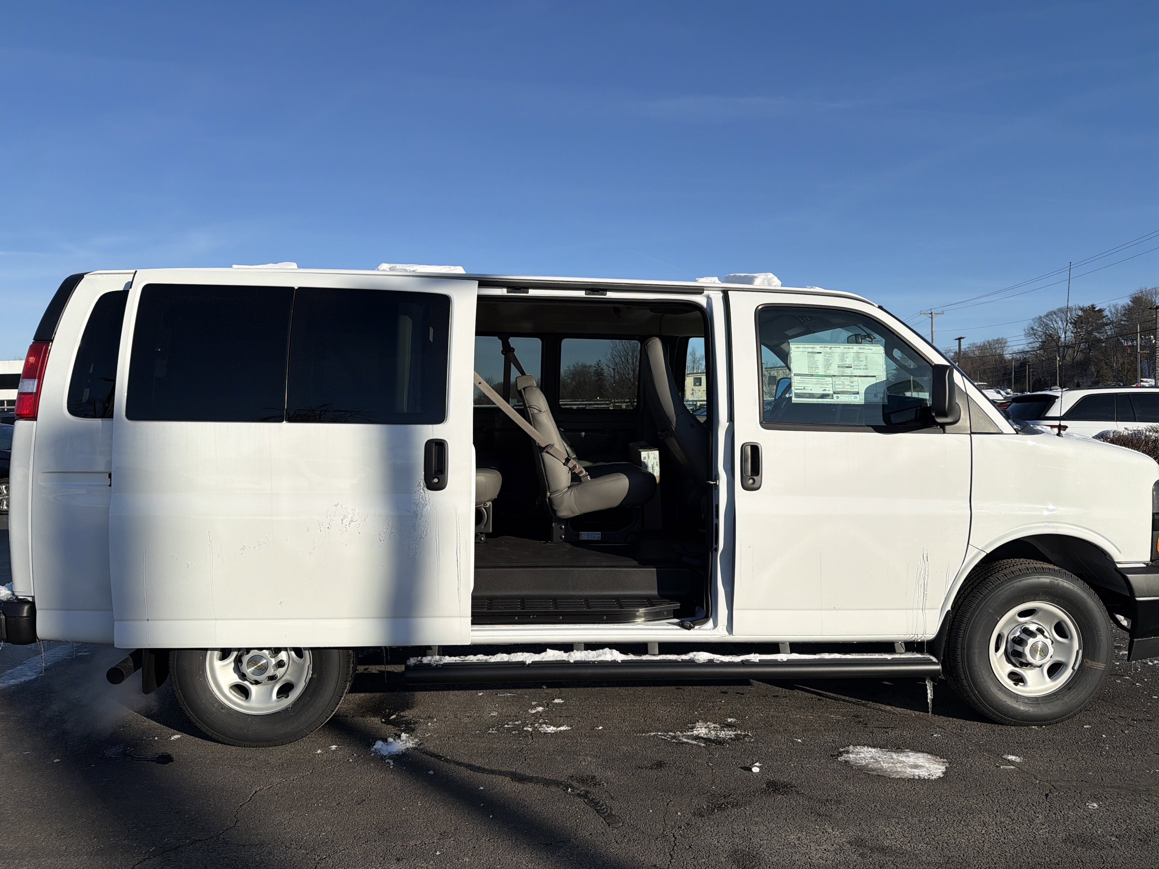 2025 Chevrolet Express Passenger 1LS