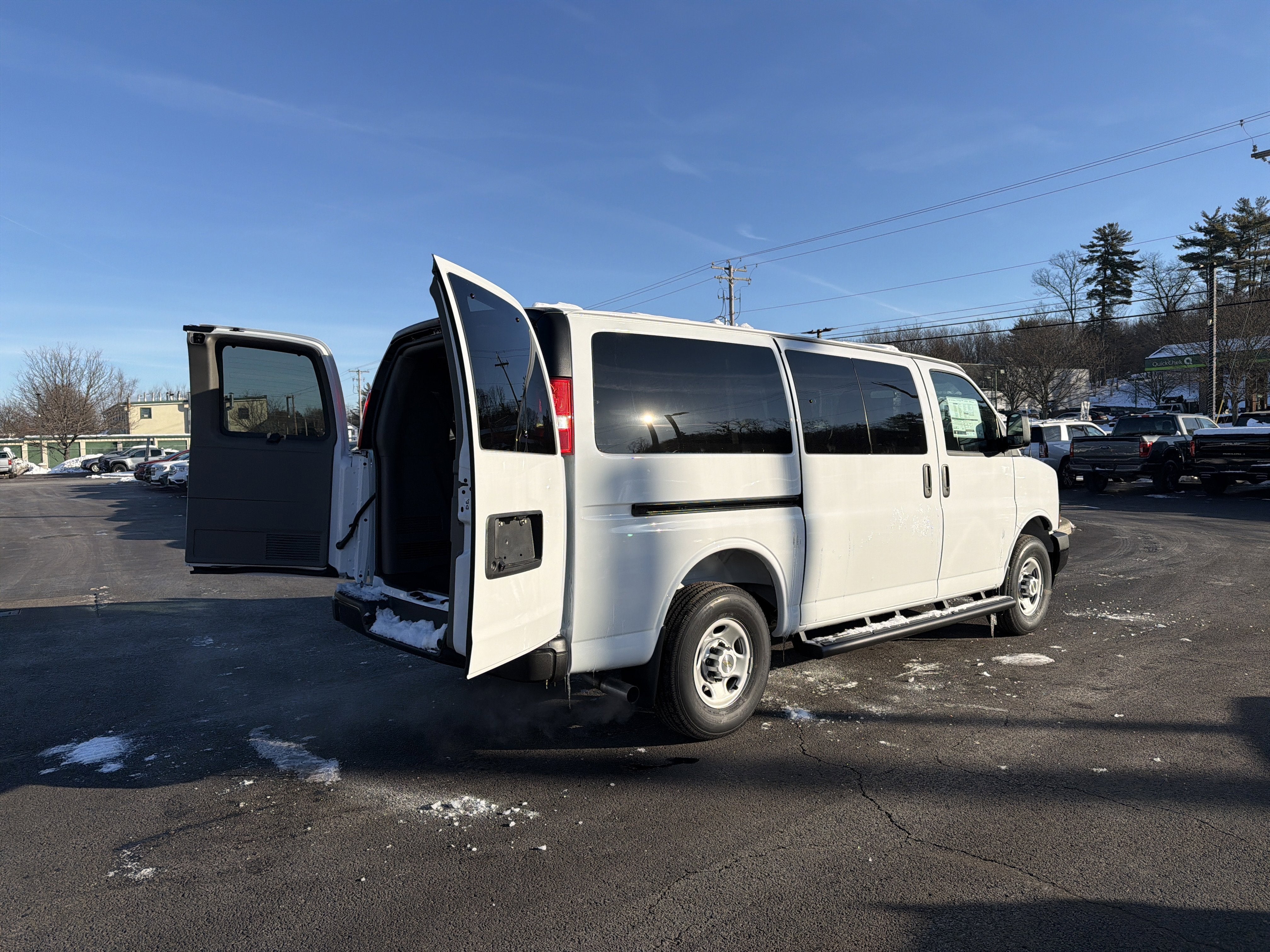 2025 Chevrolet Express Passenger 1LS