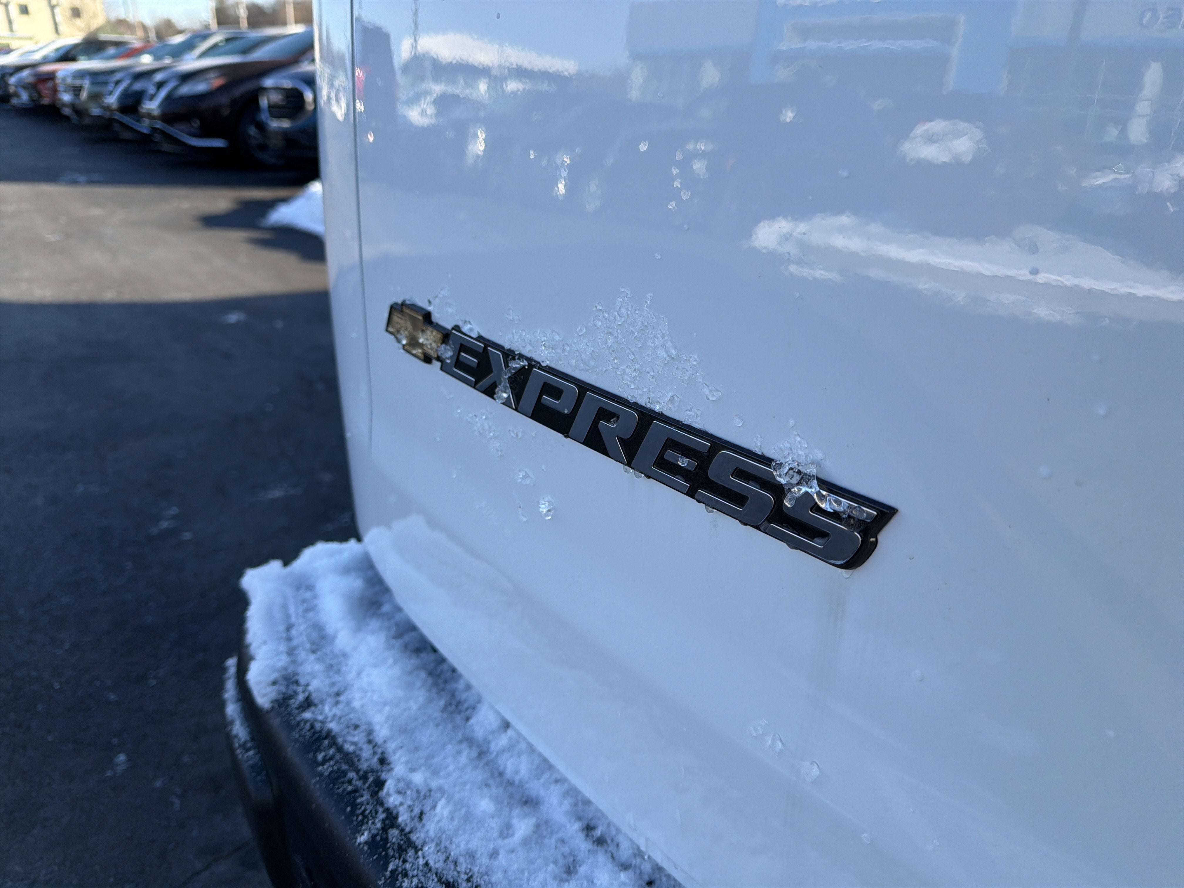 2025 Chevrolet Express Passenger 1LS