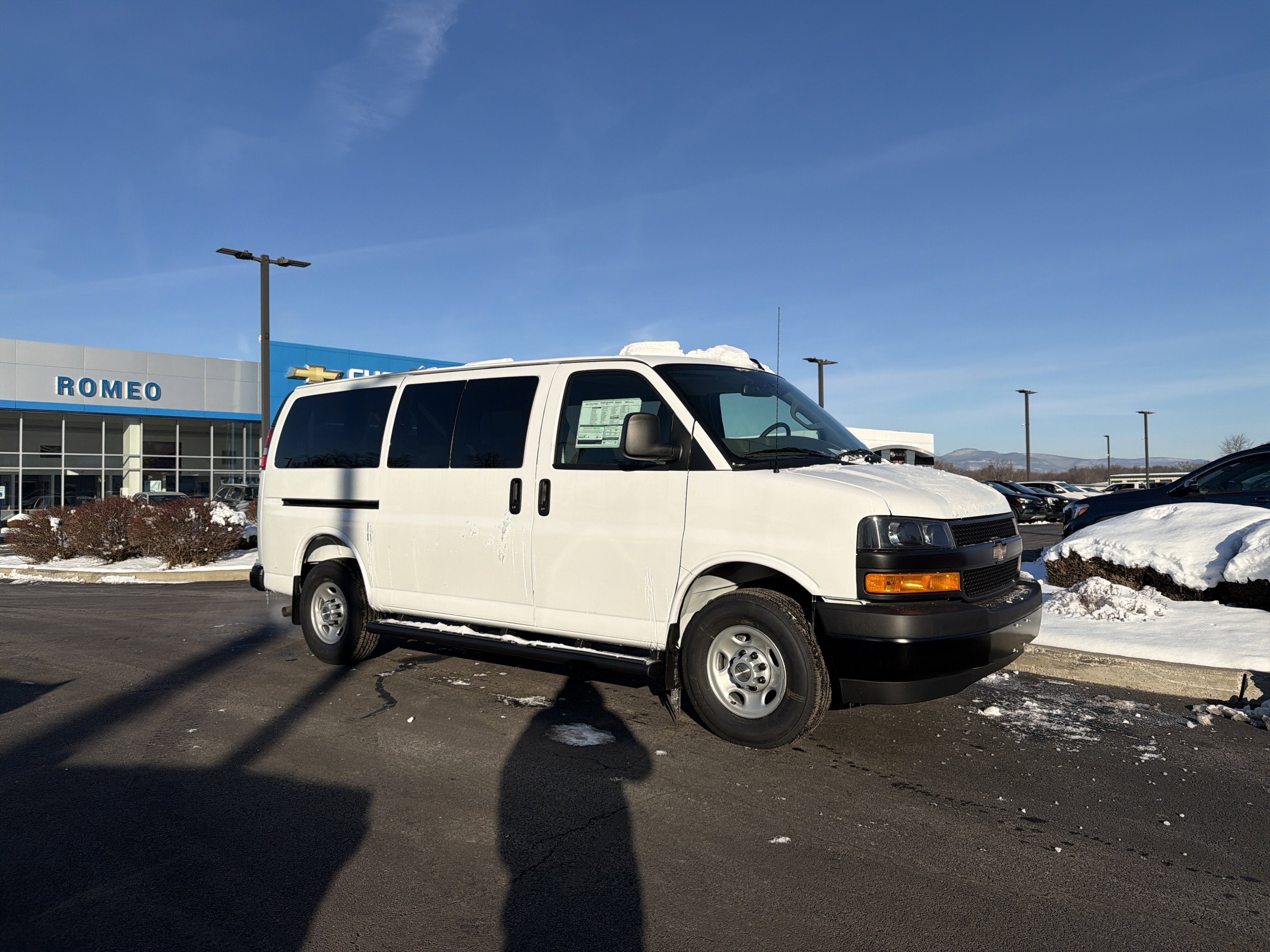 2025 Chevrolet Express Passenger 1LS