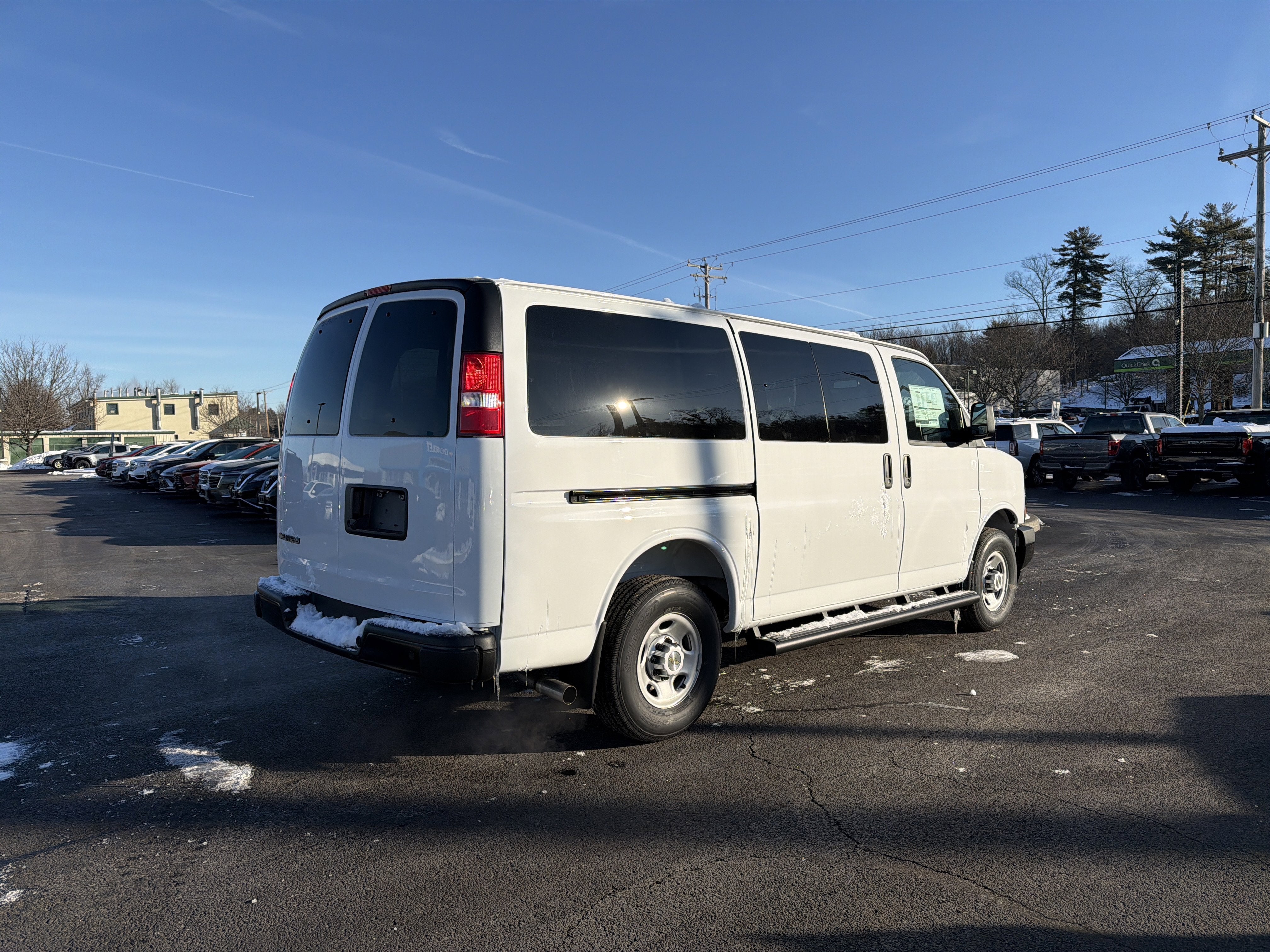2025 Chevrolet Express Passenger 1LS