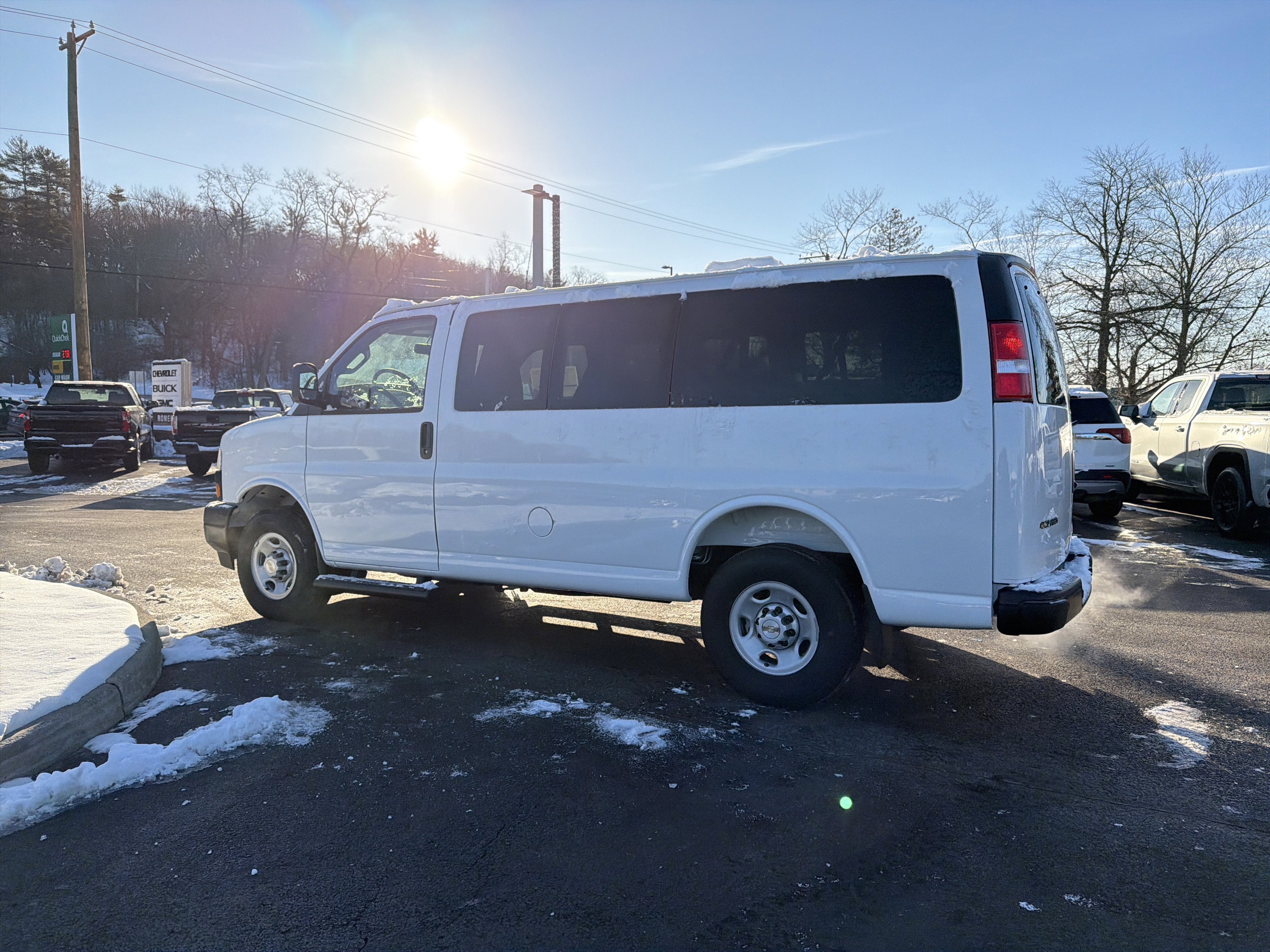 2025 Chevrolet Express Passenger 1LS