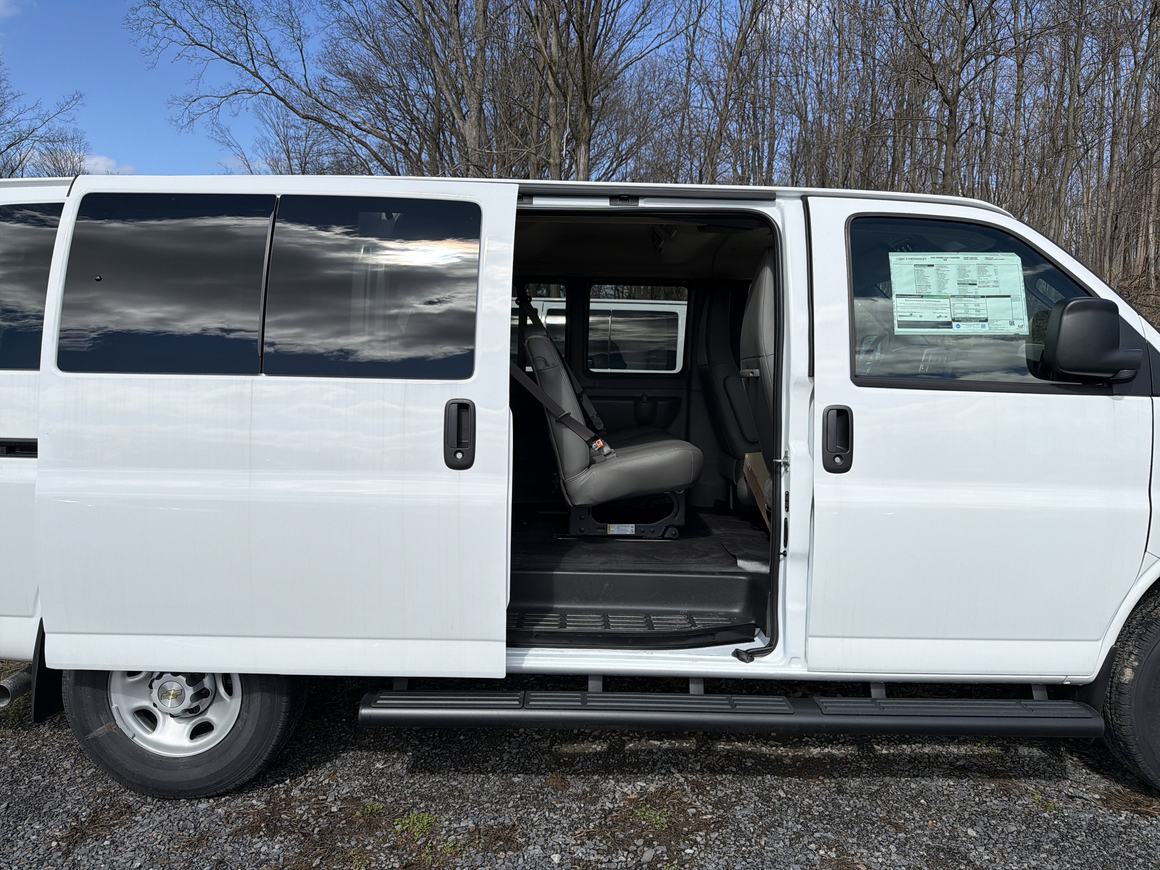 2025 Chevrolet Express Passenger 1LS