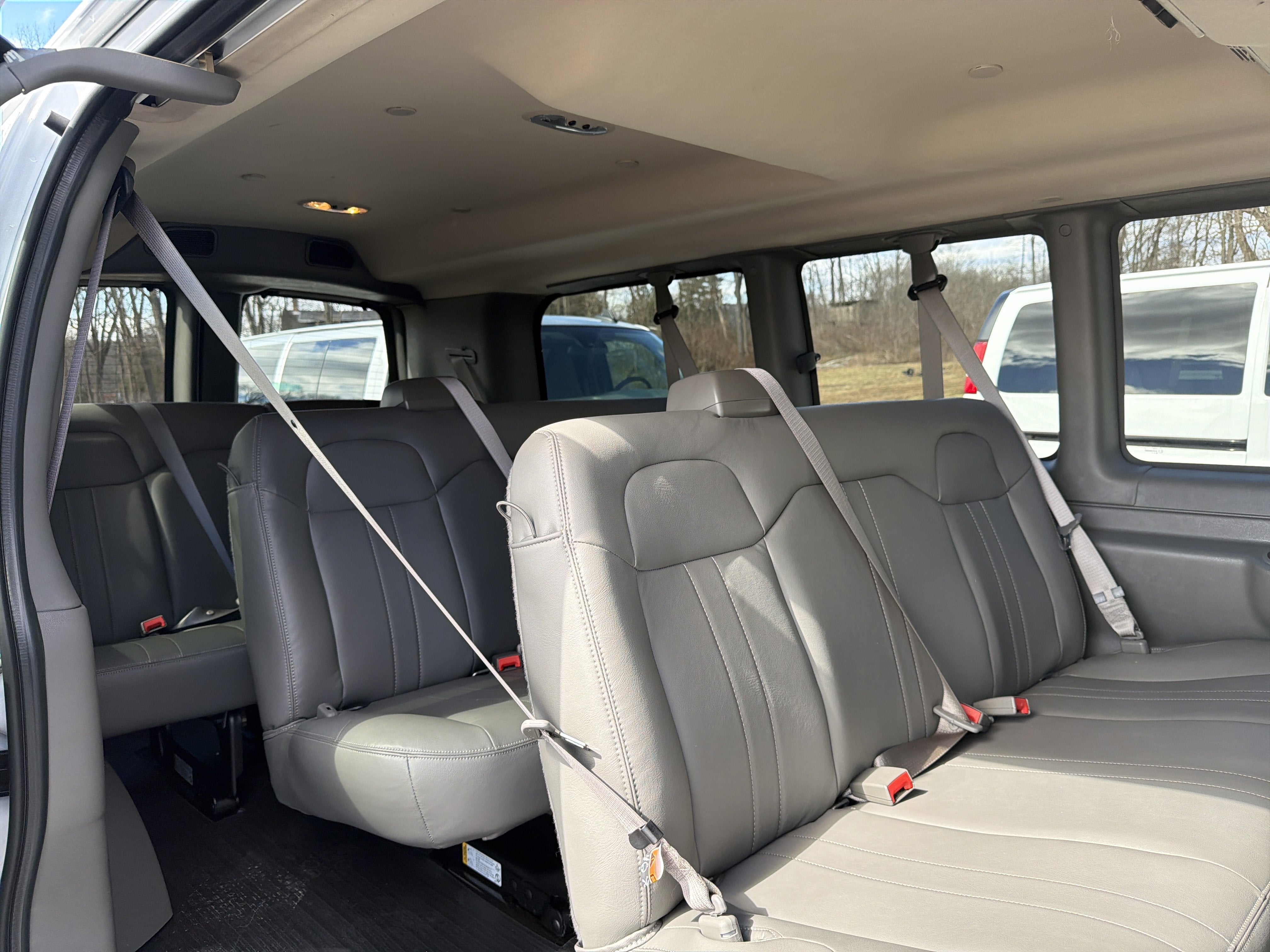 2025 Chevrolet Express Passenger 1LS