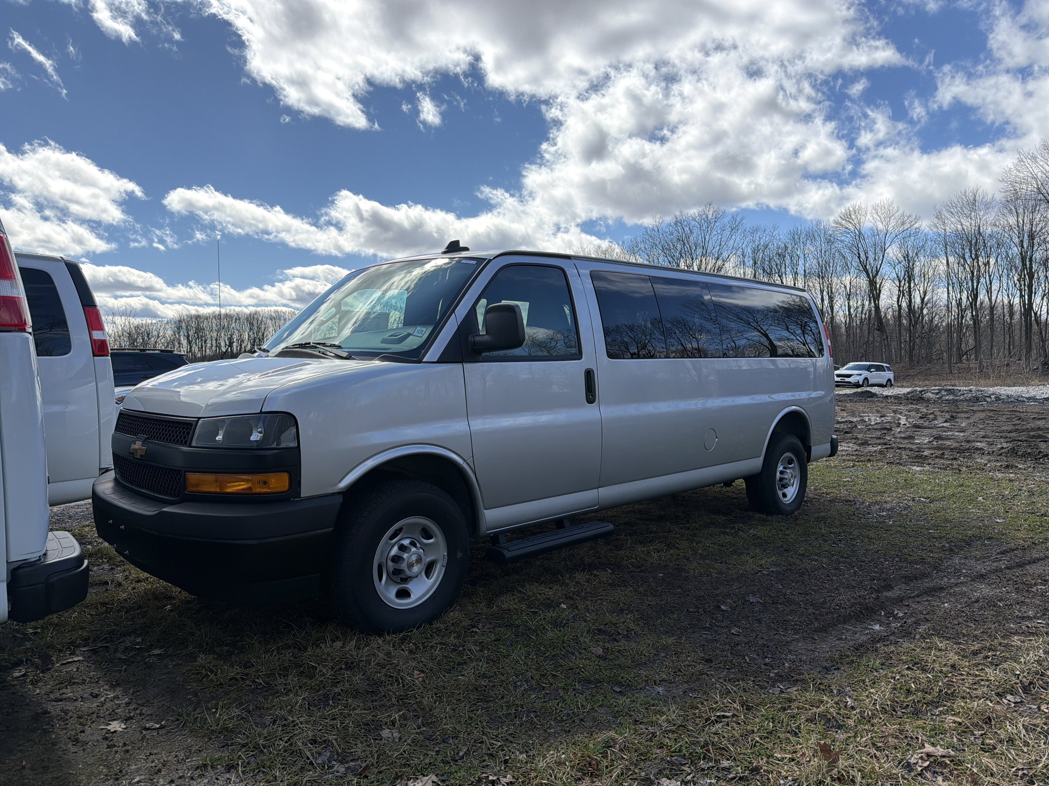 2025 Chevrolet Express Passenger 1LS