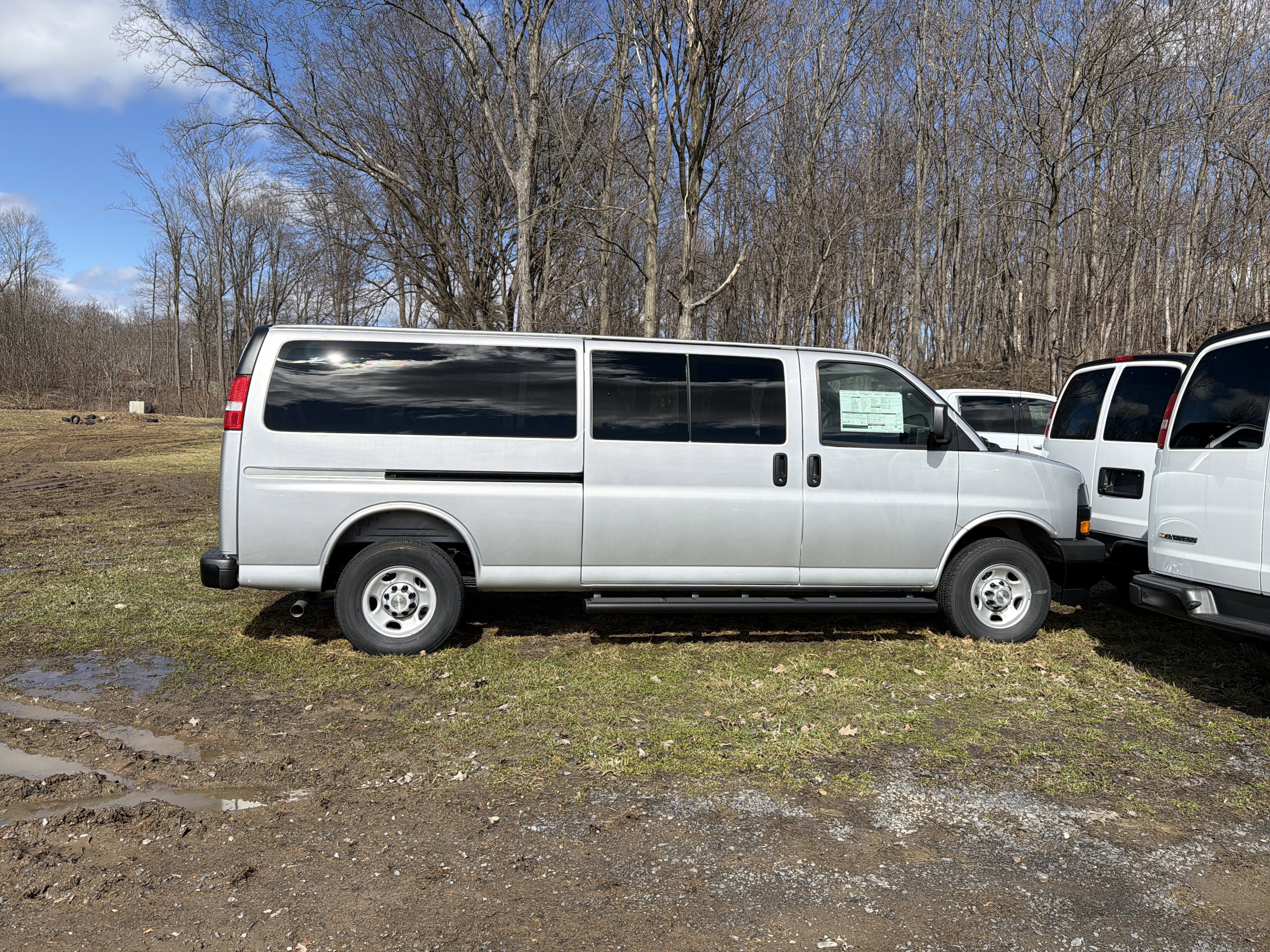 2025 Chevrolet Express Passenger 1LS