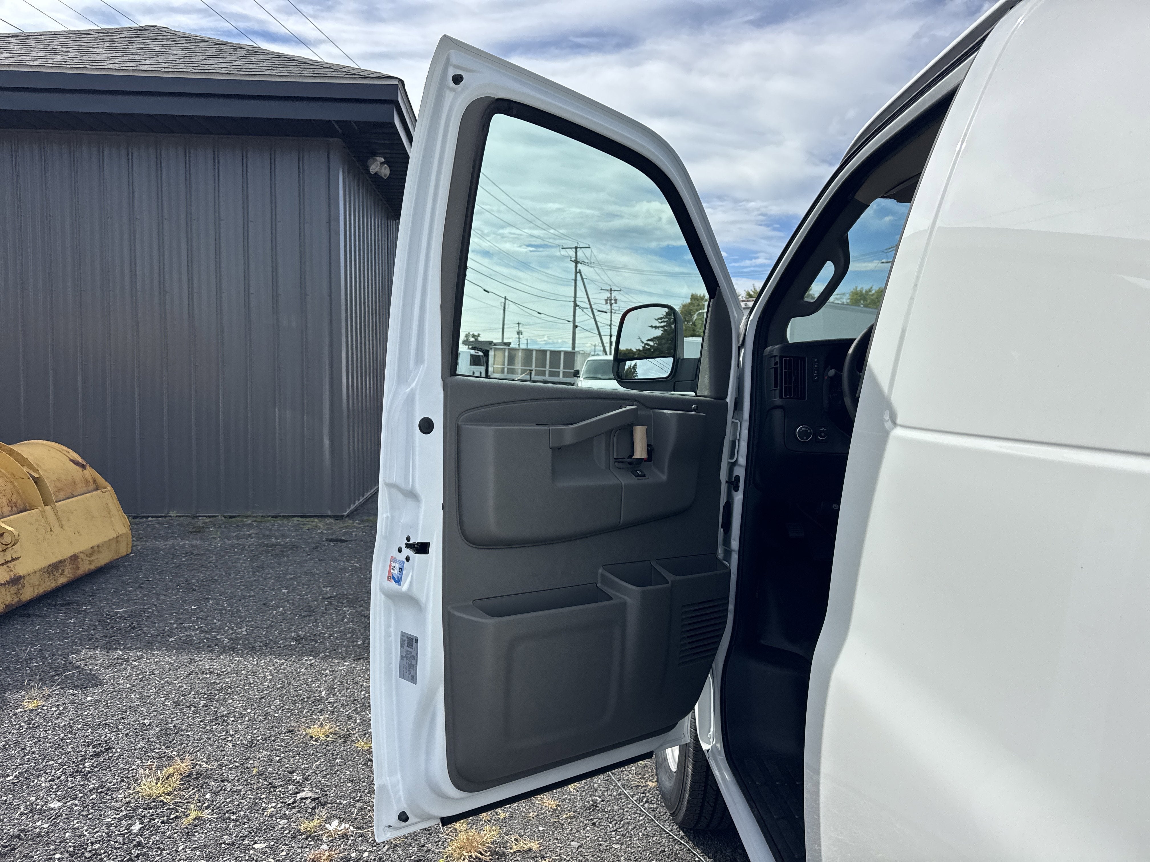 2025 Chevrolet Express Cargo WT