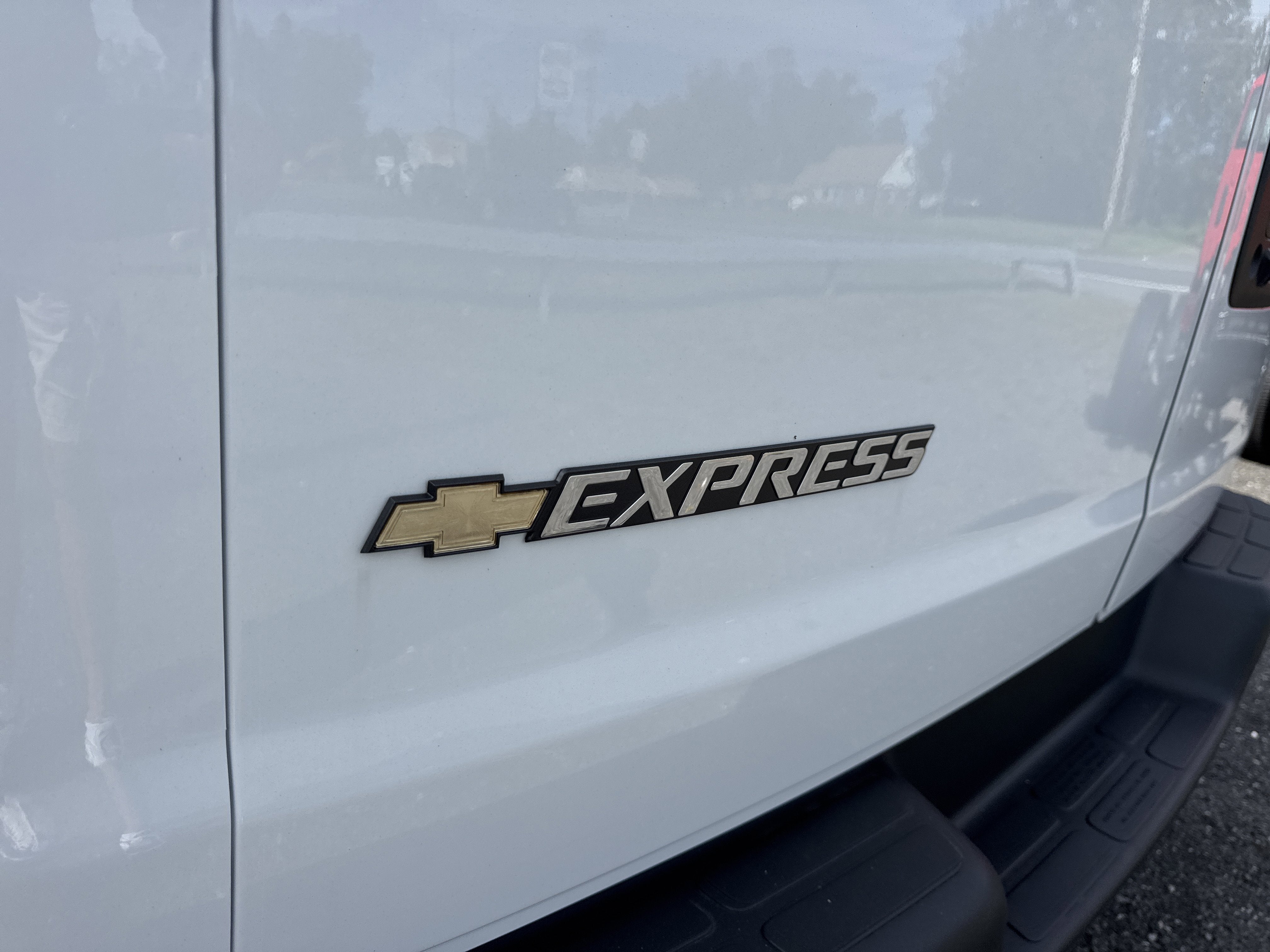 2025 Chevrolet Express Cargo WT