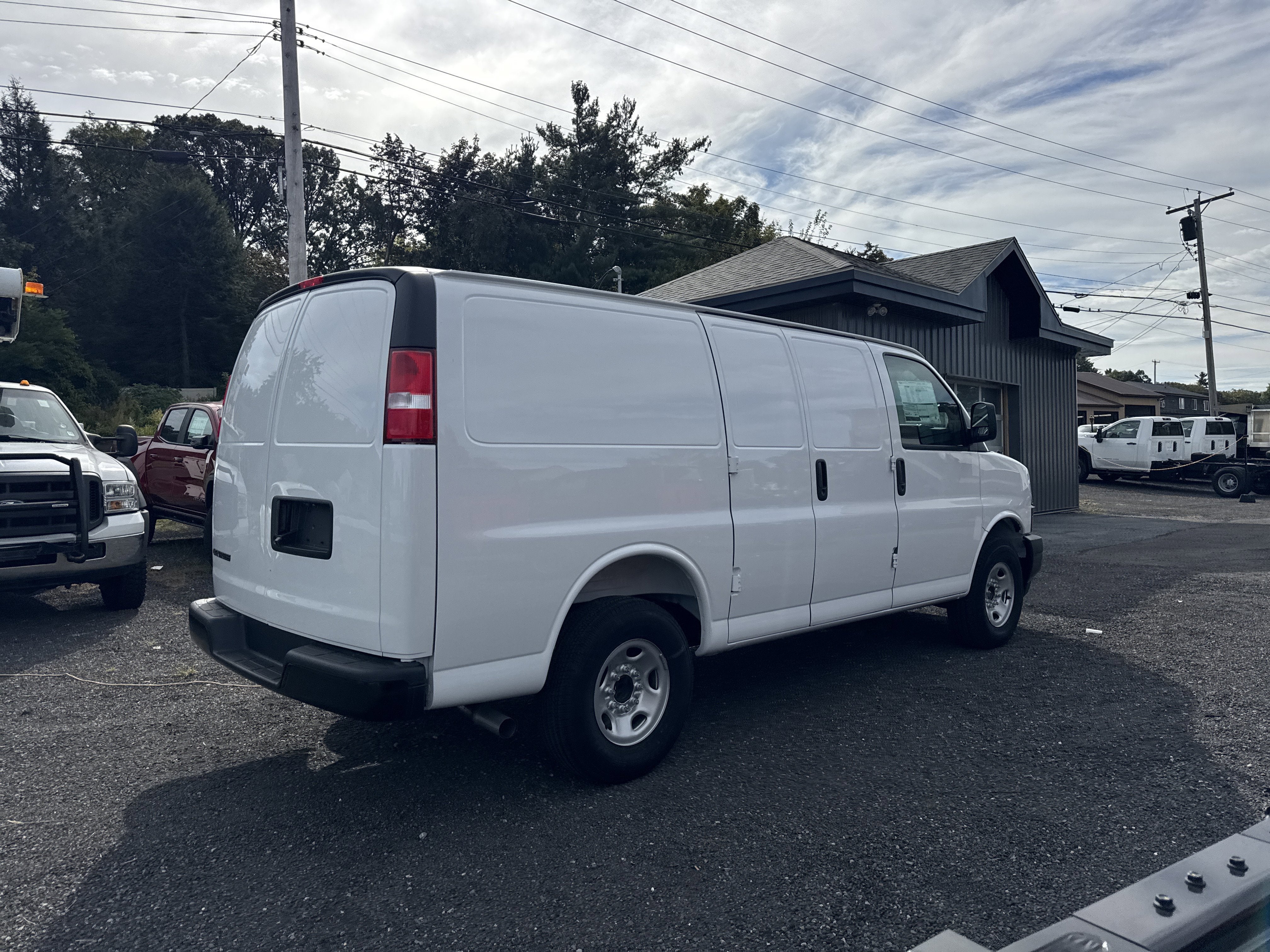 2025 Chevrolet Express Cargo WT