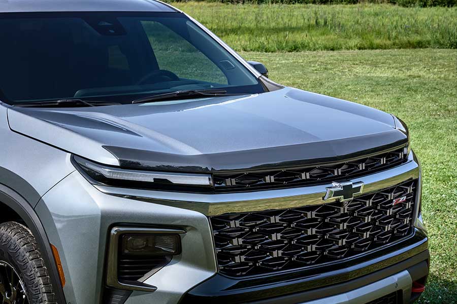 Close view of a Chevrolet Traverse grille and front lighting